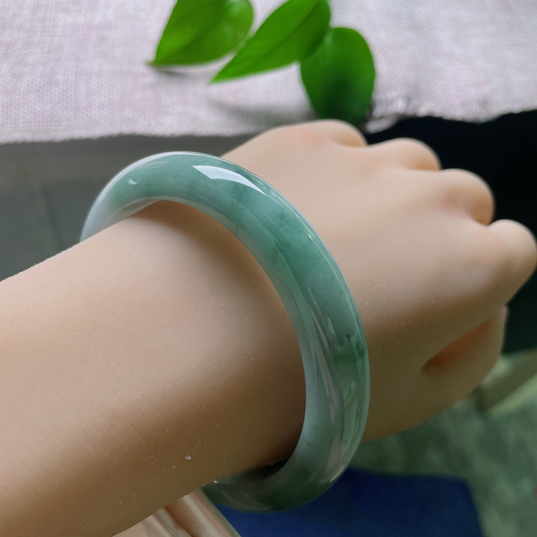 油青正圈，皮纹，色调沉稳内敛，玉质温润，低调耐看，自带成熟大气的韵味。ss57782a
