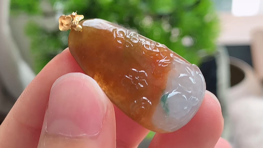 天然翡翠，梅花鹿，三彩无裂18k金，尺寸34.4-19.3-5.5 aa96