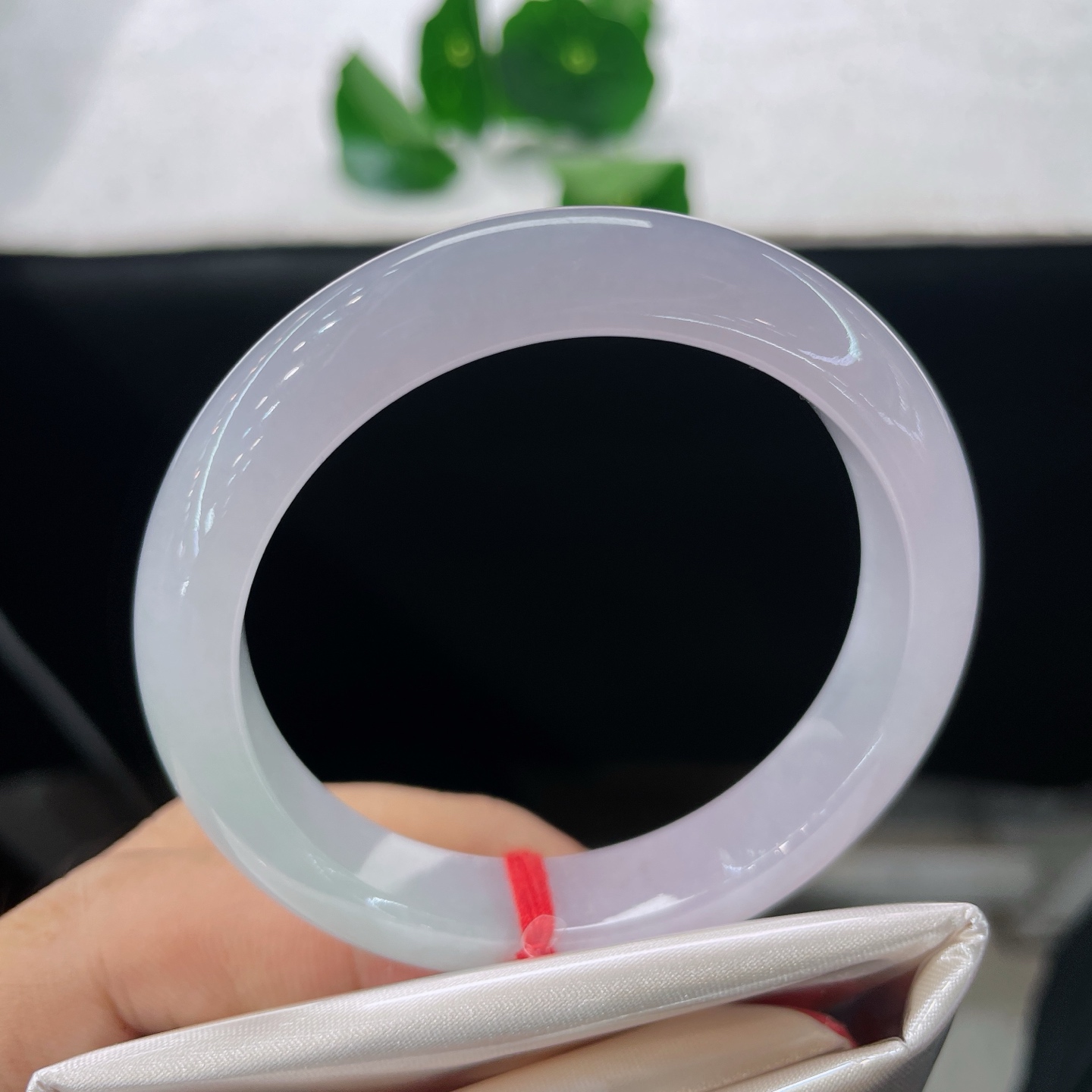 天然翡翠手镯 圈口52/11.6/8，正圈，51/52可戴，仿若轻烟笼月，质地澄澈莹润。清浅柔和，玉质细腻。无裂。