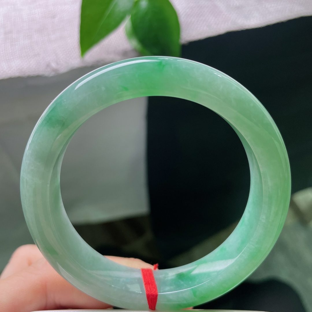 飘花正圈，一点石纹不影响，自带盈盈柔光，翠绿悠然散落，像春风吹过泛起涟漪的湖面，漾开点点盎然生机。ss57972a