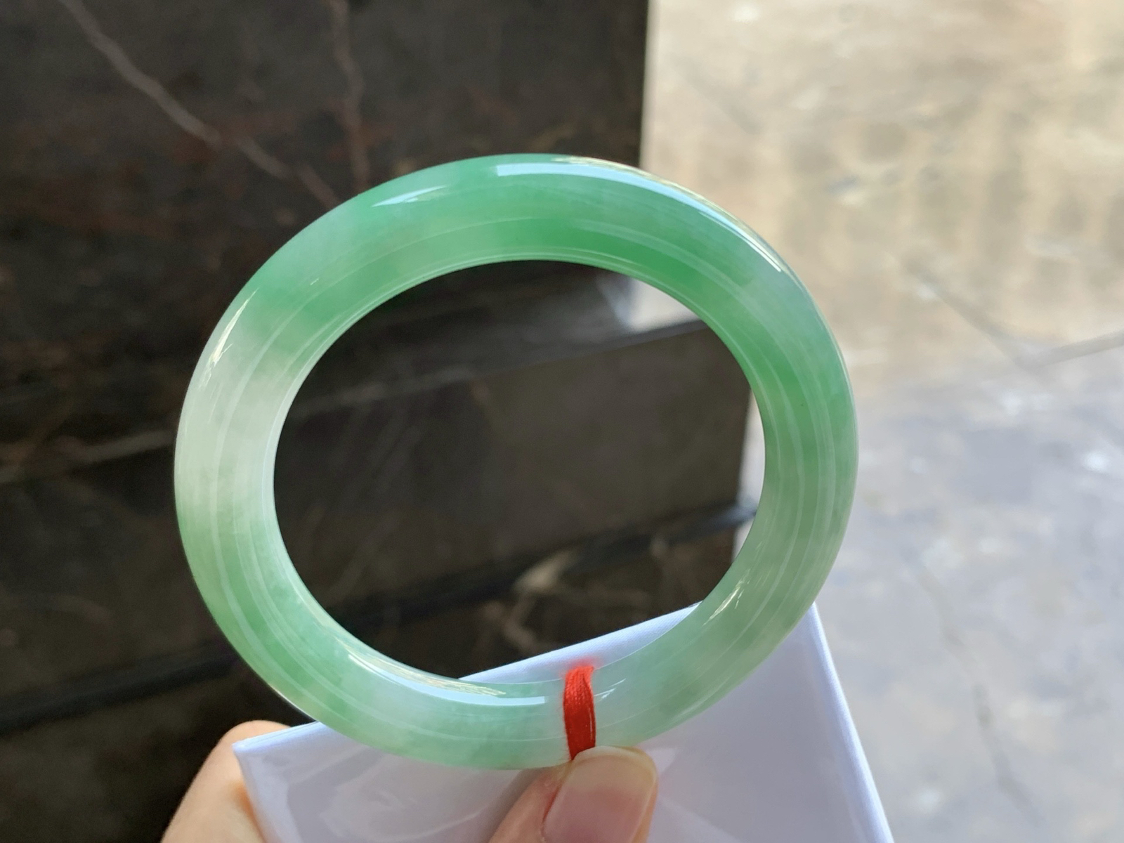 55-10.3
晴绿圆条手镯^_^