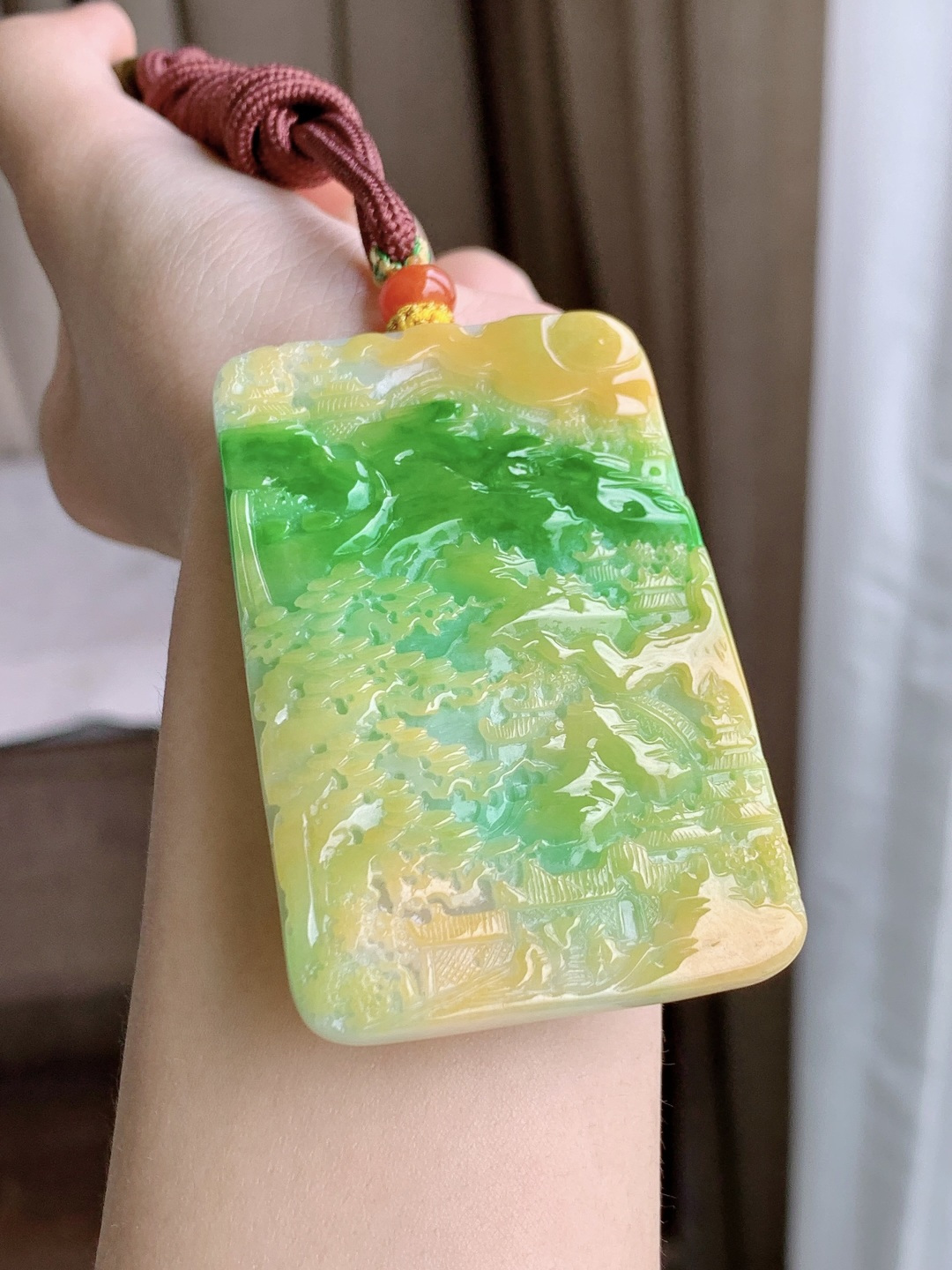 冰黄加绿山水牌吊坠，性比高，飘绿，色彩艳丽，厚装，尺寸65-43.2-7，重量49.5克