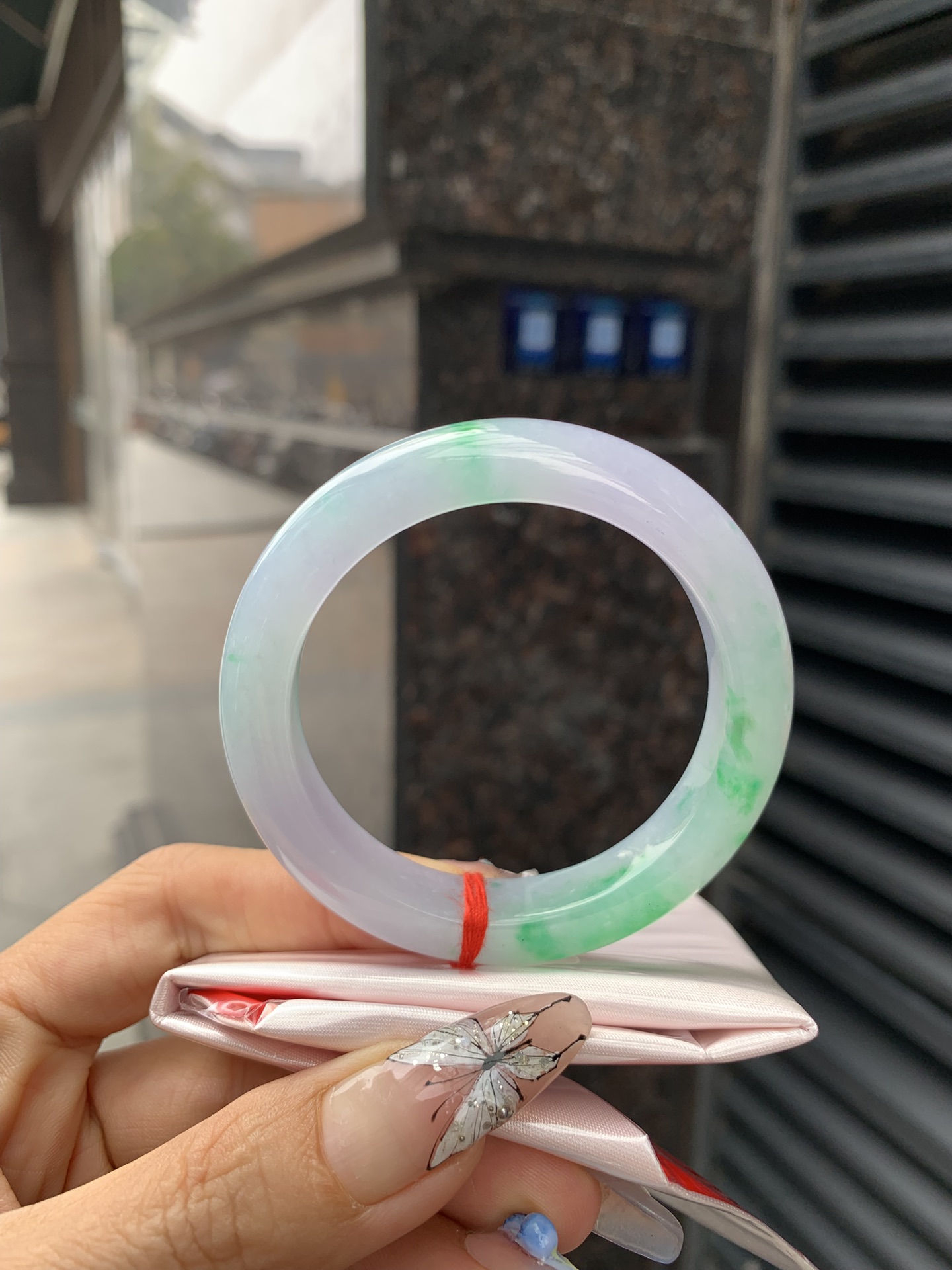 春彩阳绿正圈,打灯多处纹需要包容，底妆细腻，阳绿花色碰上梦幻般的春，像是融化了的春天，所有的美好交织在一起，让人心生宁静而淡淡的欢喜