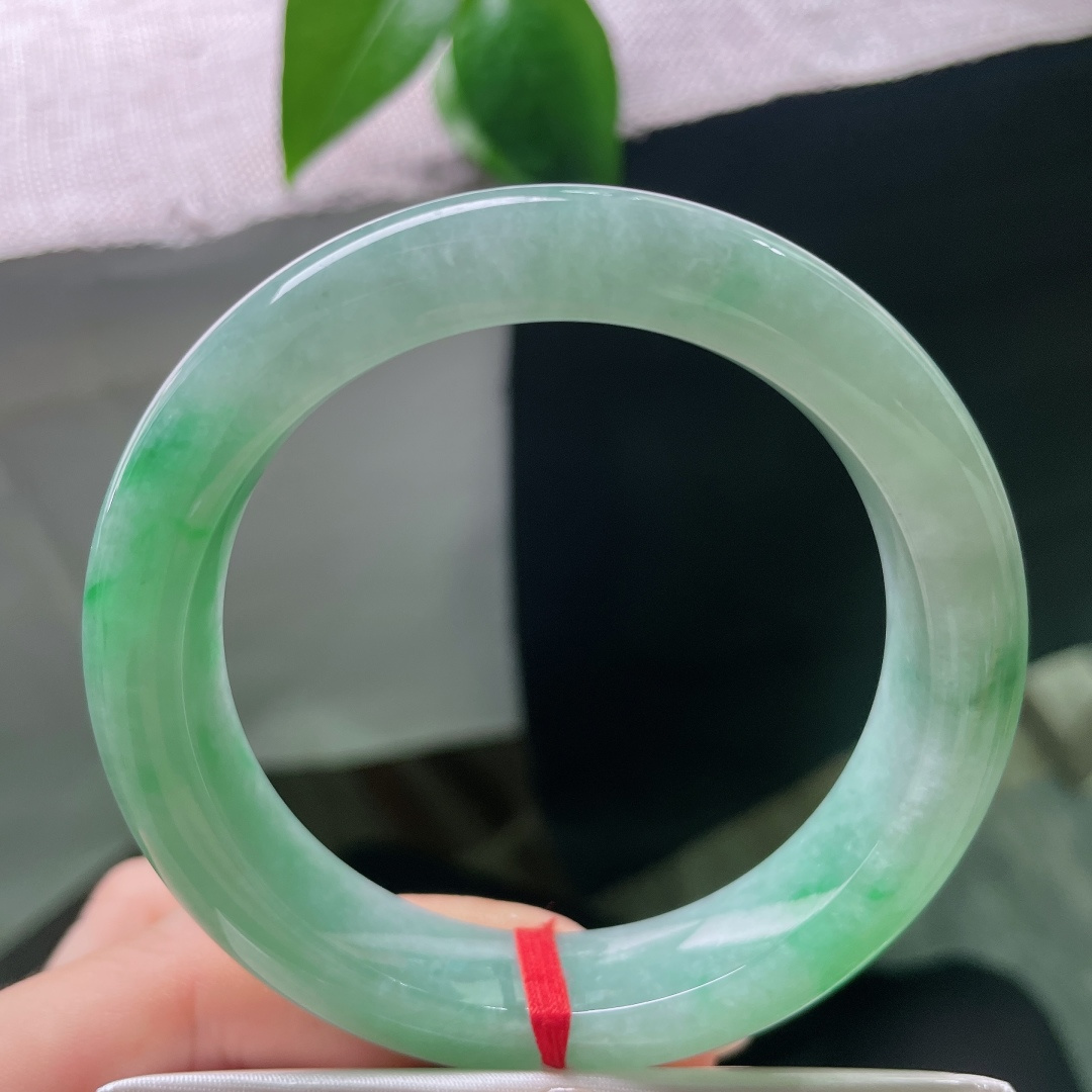 飘花正圈，一点石纹不影响，自带盈盈柔光，翠绿悠然散落，像春风吹过泛起涟漪的湖面，漾开点点盎然生机。ss57972a