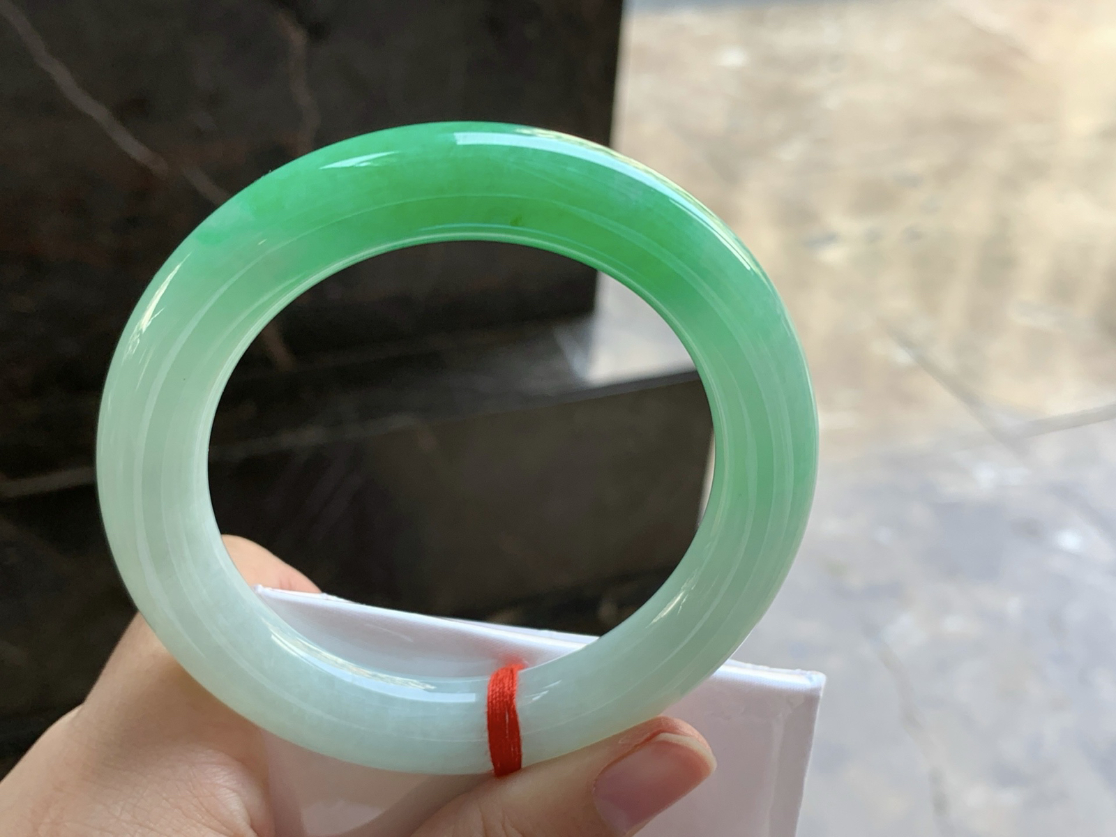 56.7-11.5
阳绿色圆条手镯^_^色阳细腻