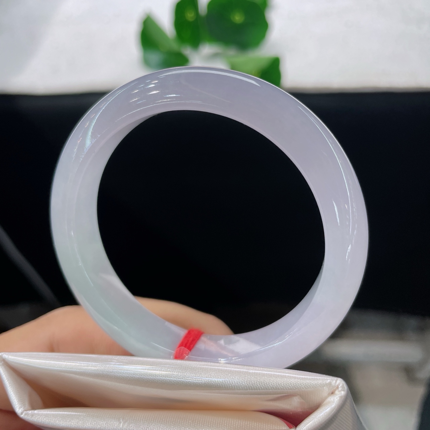 天然翡翠手镯 圈口52/11.6/8，正圈，51/52可戴，仿若轻烟笼月，质地澄澈莹润。清浅柔和，玉质细腻。无裂。