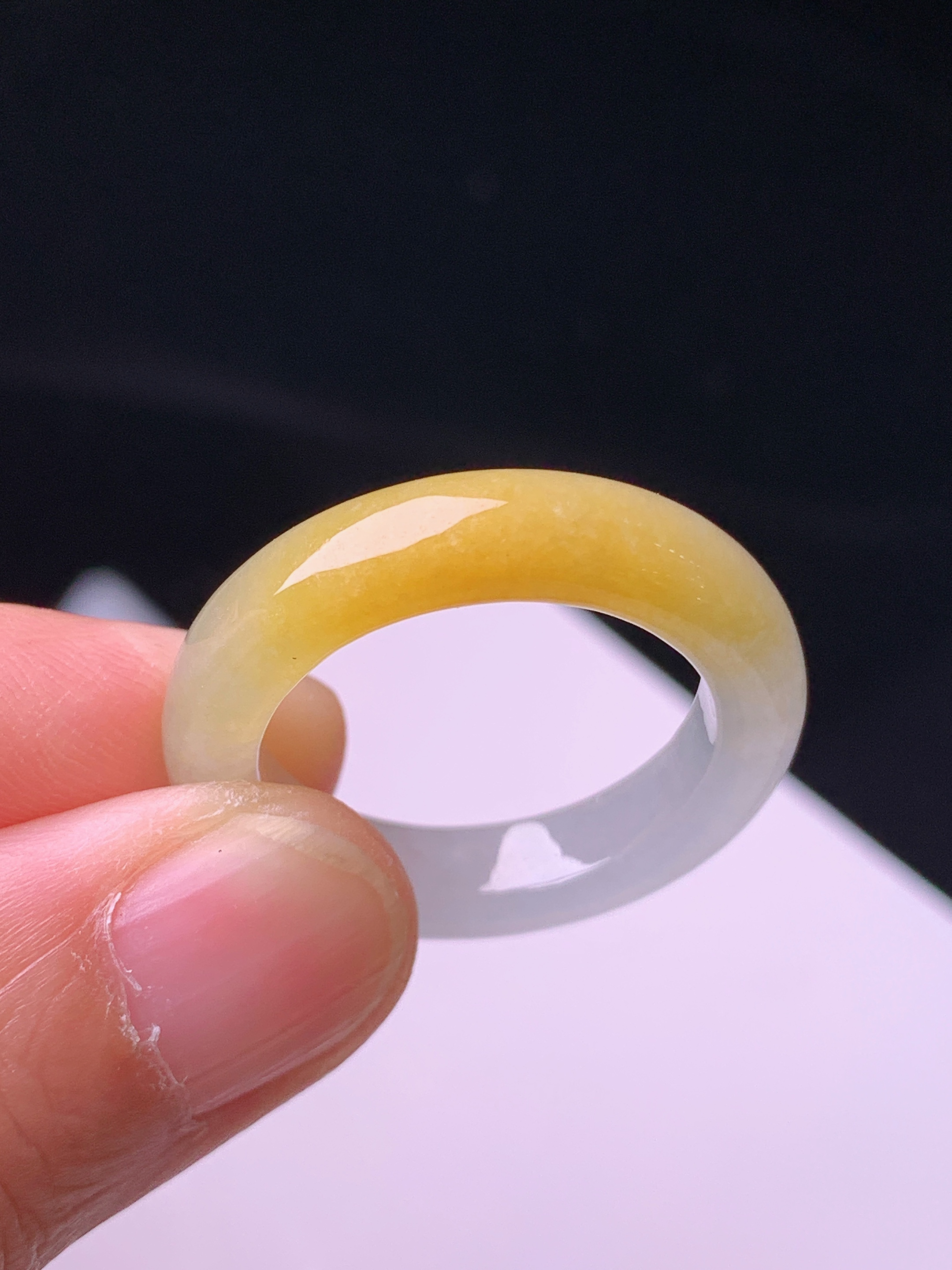 飘黄翡指环 玉质细腻 色泽艳丽清新 水润亮眼 圈口18 整体尺寸26*5*4 w1