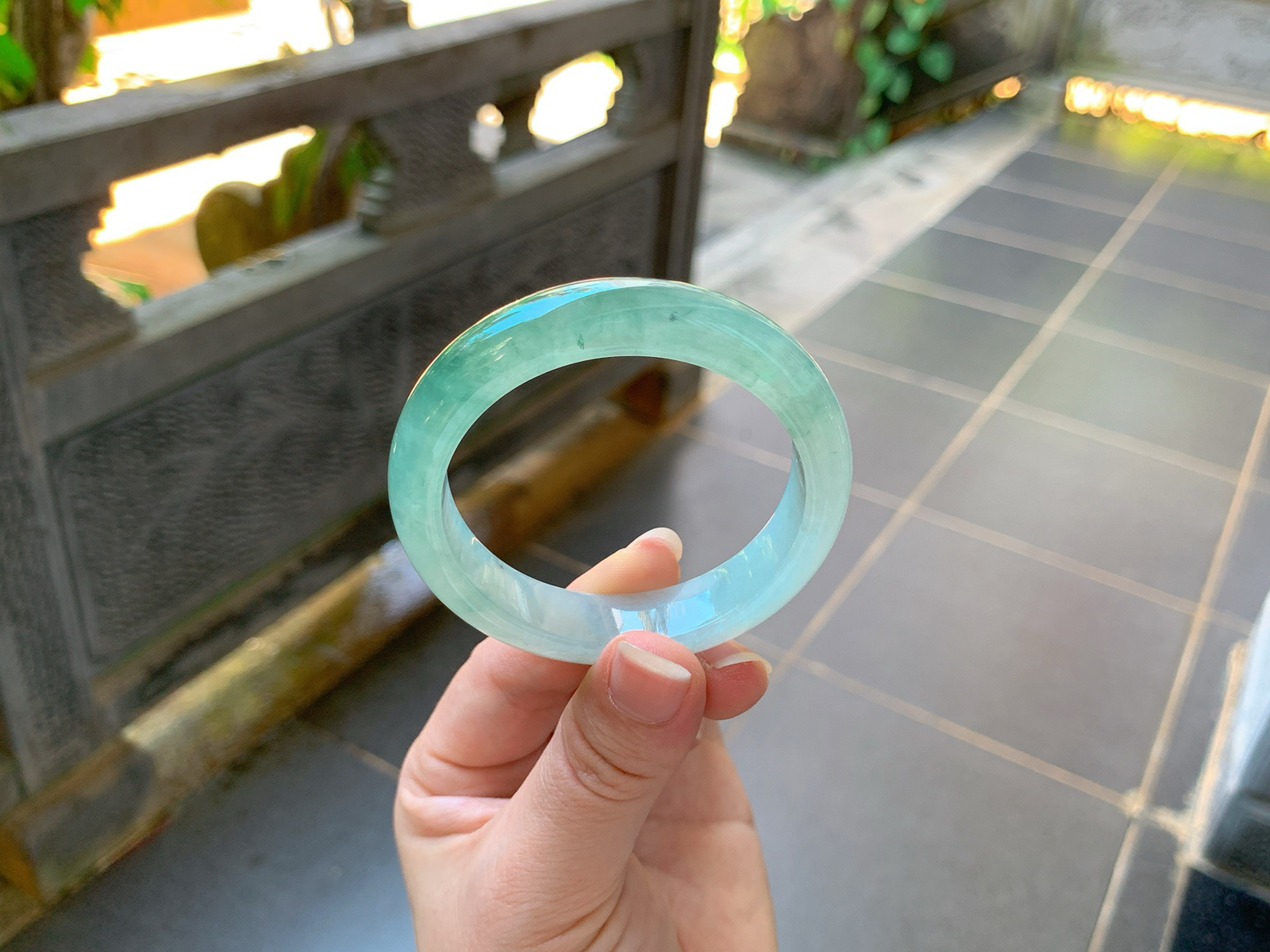 ｜52圈口
冰飘花平安镯
冰透起光，灵动飘花随性散落，底色清润如水，胶感十足，
