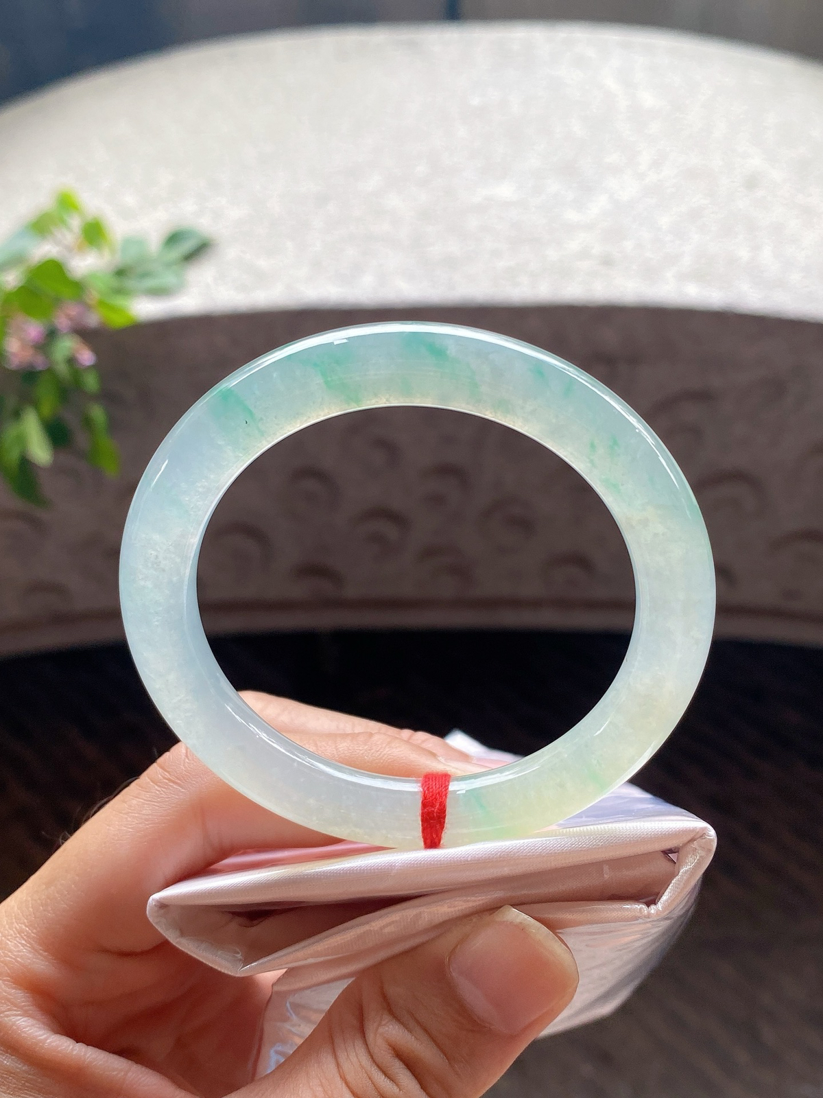 圈口54.6-8.8-9.4     【冰黄飘绿花圆条手镯】圈口54   55可戴  质地细腻 