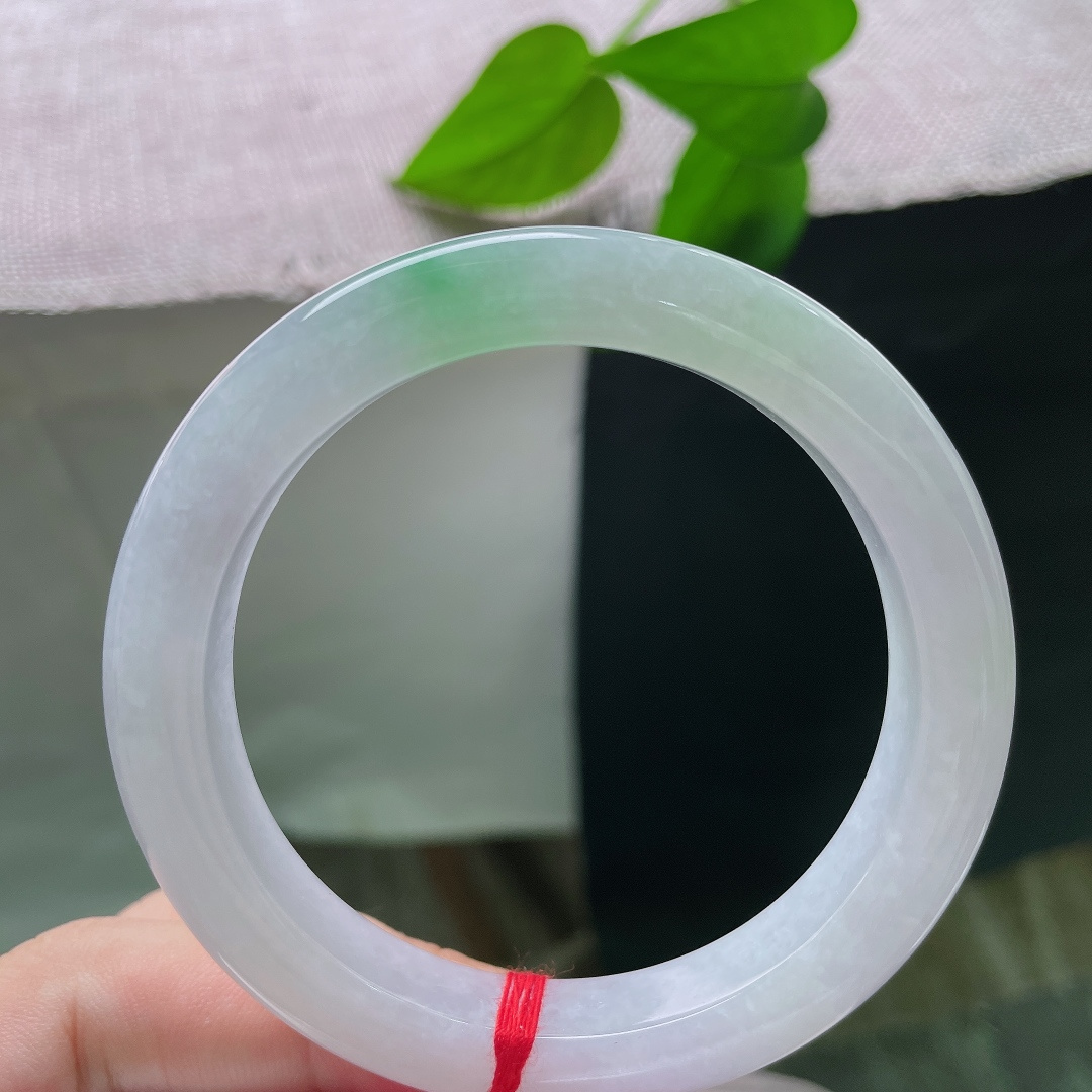 飘绿正圈，皮纹，淡紫底色静谧柔和，翠色灵动点睛，紫不沉郁，绿不张扬，衬出人温柔娴雅的气场。ss583