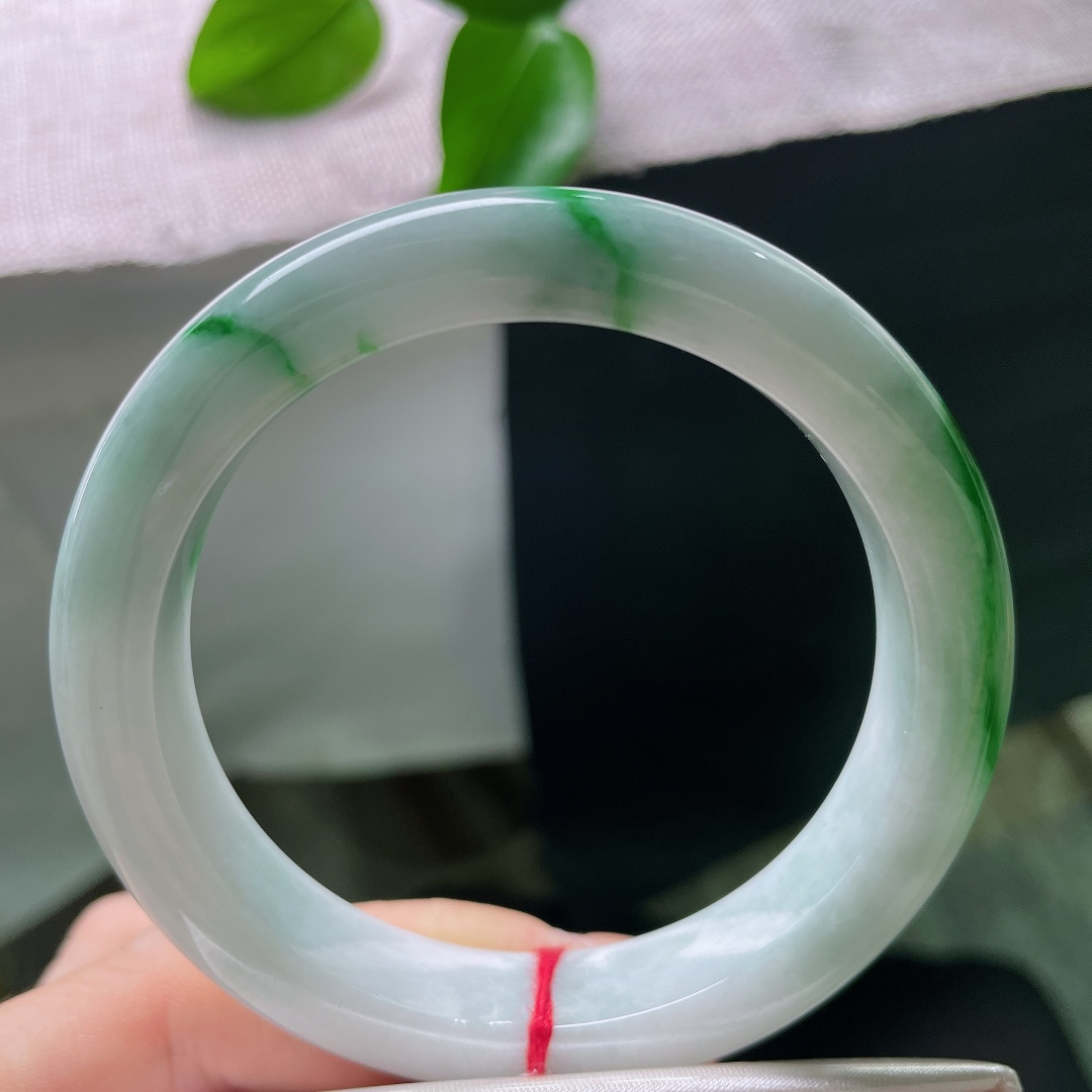 57.1/11.6/9.3，飘绿正圈，有纹，质地素净，翠色浓烈夺目，千万年的地质造化，造就这独一份的