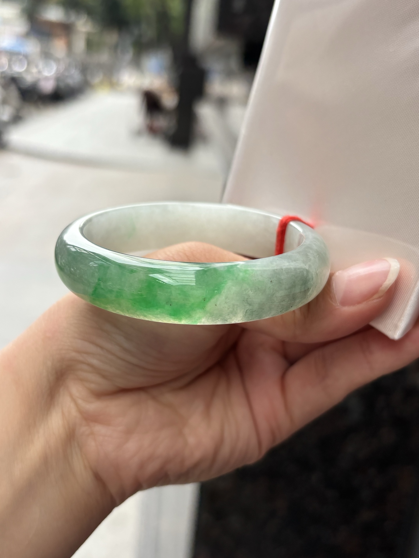 冰绿乌鸡正圈,内圈纹裂微扣,乌鸡如墨色山水晕染几抹阳绿鲜活灵动，自带东方禅意。