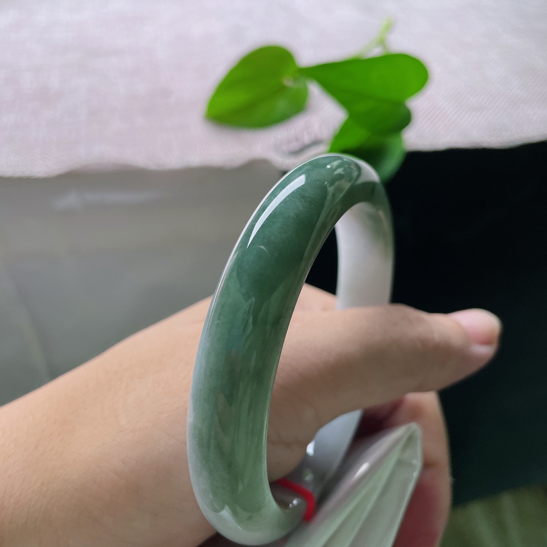 油青正圈，无裂，浓绿沉静素雅白，两种色调相融，一眼便是半江山水半江月的诗意，观赏性十足。ss57916a