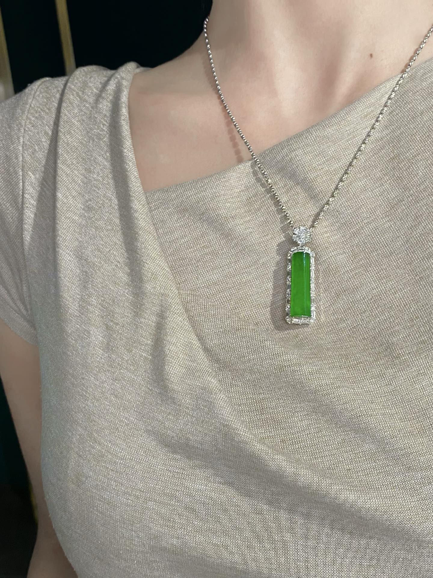 玻璃种绿色方条吊坠,厚度立体度肉眼可见，种色俱全，水润透亮，佩戴时尚精致，尽显独特魅力～整体44.5x13.3x12.4裸石29x9x4