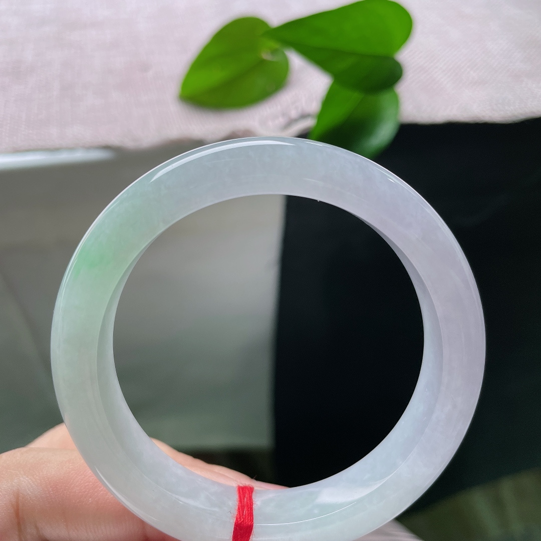 51.7/11.4/8.3，飘绿正圈，有纹，平安镯寄寓平安顺遂，一隅翠色，藏住一抹春日清欢。ss58