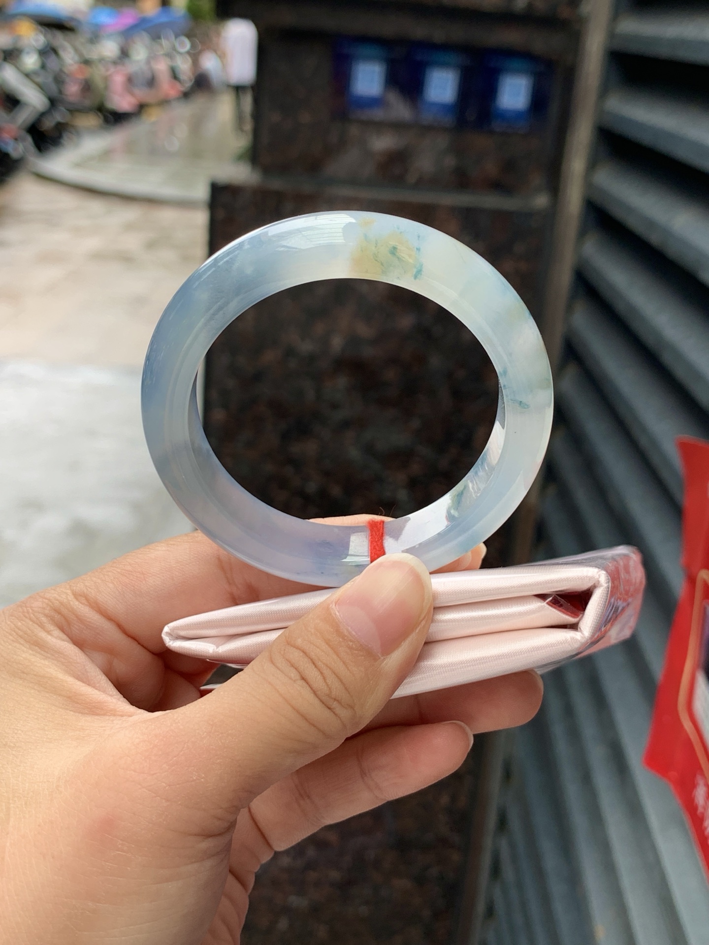 莫奈正圈,打灯纹裂，底妆冰润细腻，浓郁满色紫霞仙子，仿佛莫奈笔下的鸢尾花丛一同盛放，一脚踏入春天的感