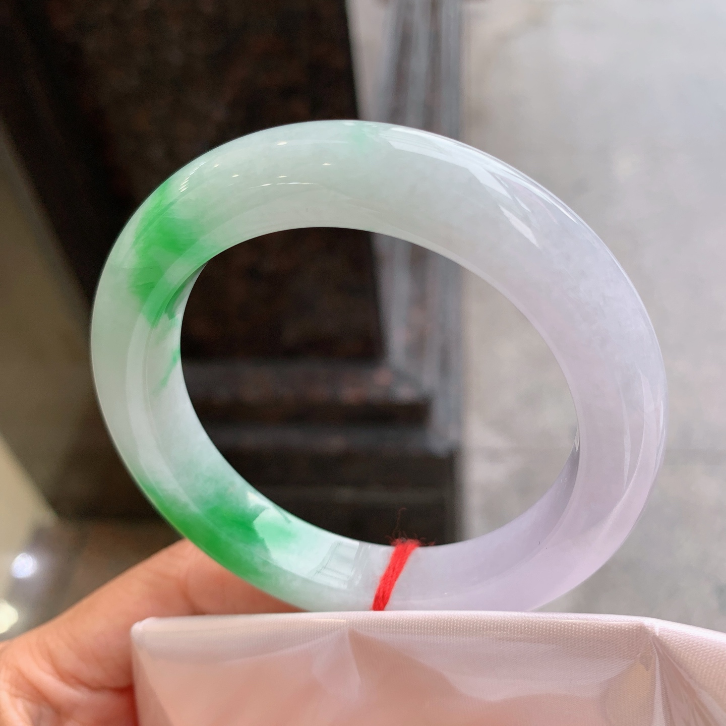 正圈飘绿 有裂 尺寸：53.8/10.6/9.9