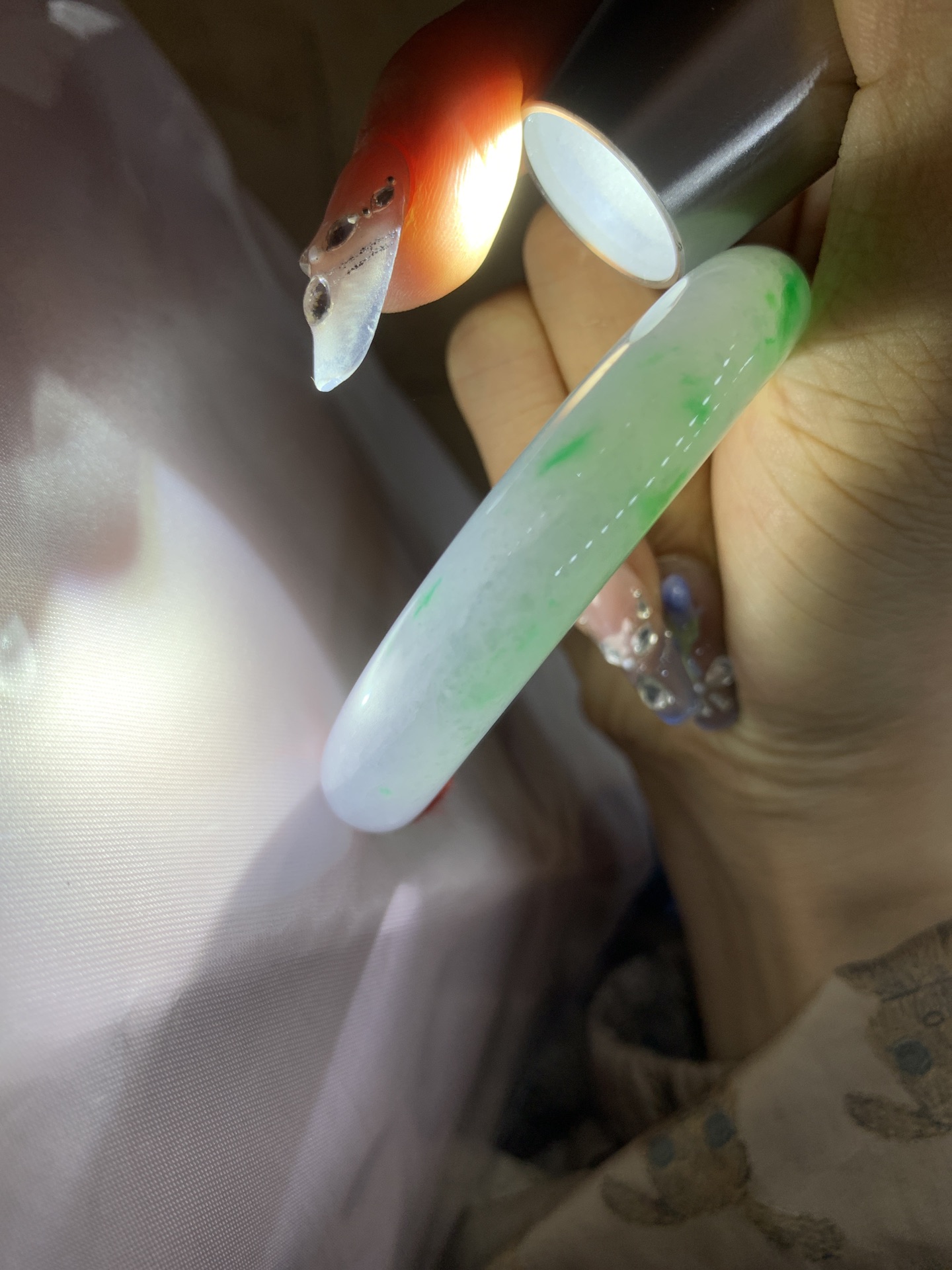 春彩阳绿正圈,打灯多处纹需要包容，底妆细腻，阳绿花色碰上梦幻般的春，像是融化了的春天，所有的美好交织在一起，让人心生宁静而淡淡的欢喜