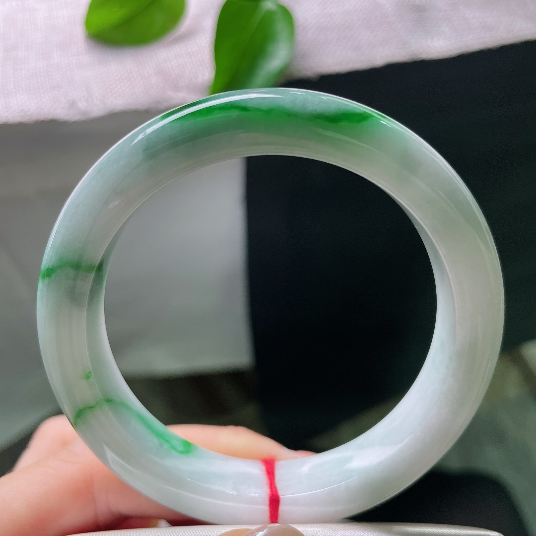 57.1/11.6/9.3，飘绿正圈，有纹，质地素净，翠色浓烈夺目，千万年的地质造化，造就这独一份的色彩，每一处色泽都是自然的馈赠。ss57983a
