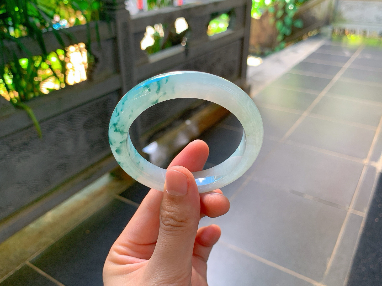 ｜57圈口
飘花平安镯
蓝花肆意晕染，花色灵动舒展，清冷飘逸