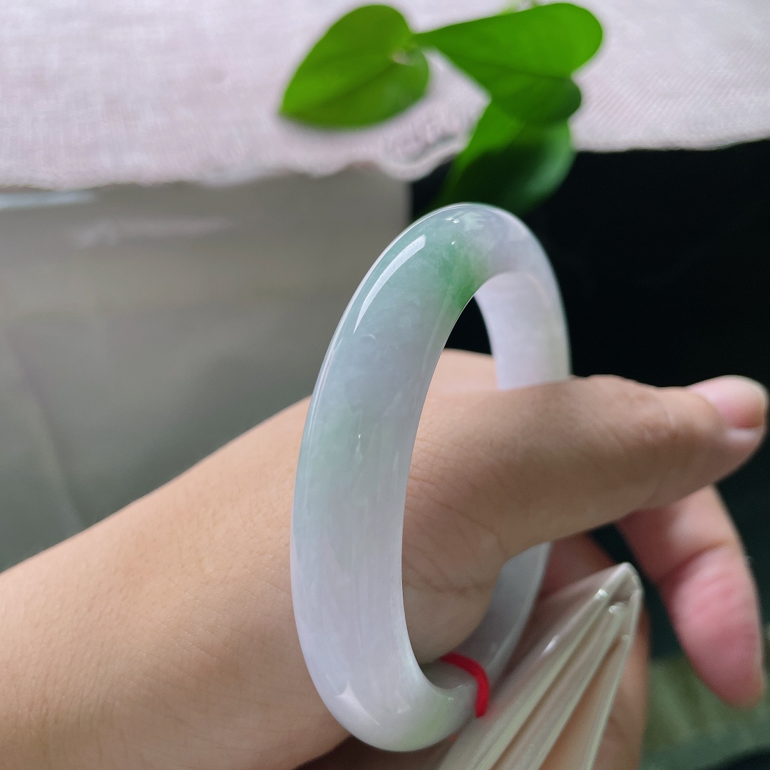 52.9/11.2/8.7，飘绿正圈，一点皮纹，色调清雅耐看，衬肤显气质，适配多种穿搭风格。ss58385a
