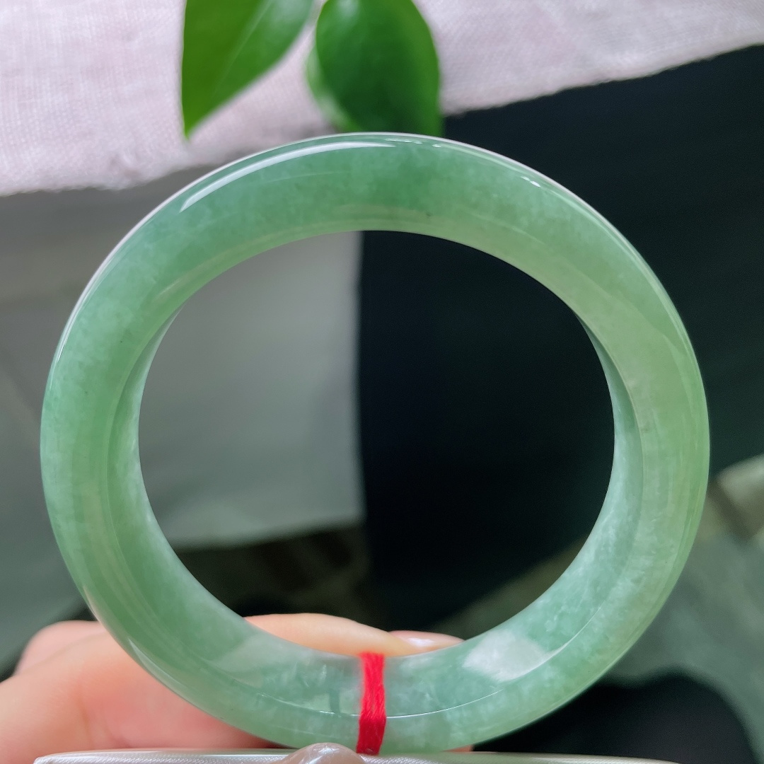 绿底正圈，一点皮纹，满圈散发均匀碧色，恰似盛夏一池盛满生机的碧潭，自带沁人心脾的凉意。ss58281