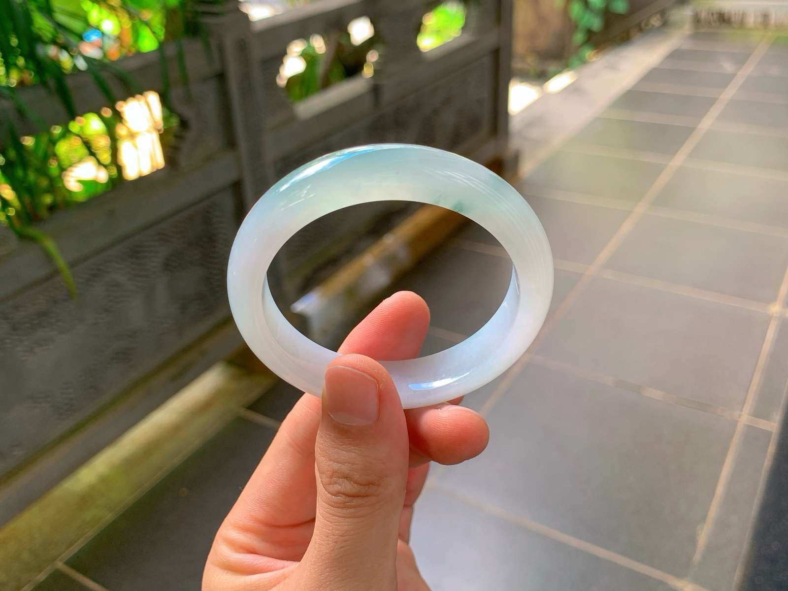 ｜53圈口
半山半水飘花平安镯
清润透亮，零星翠色若隐若现，上手干净清爽，仙气十足