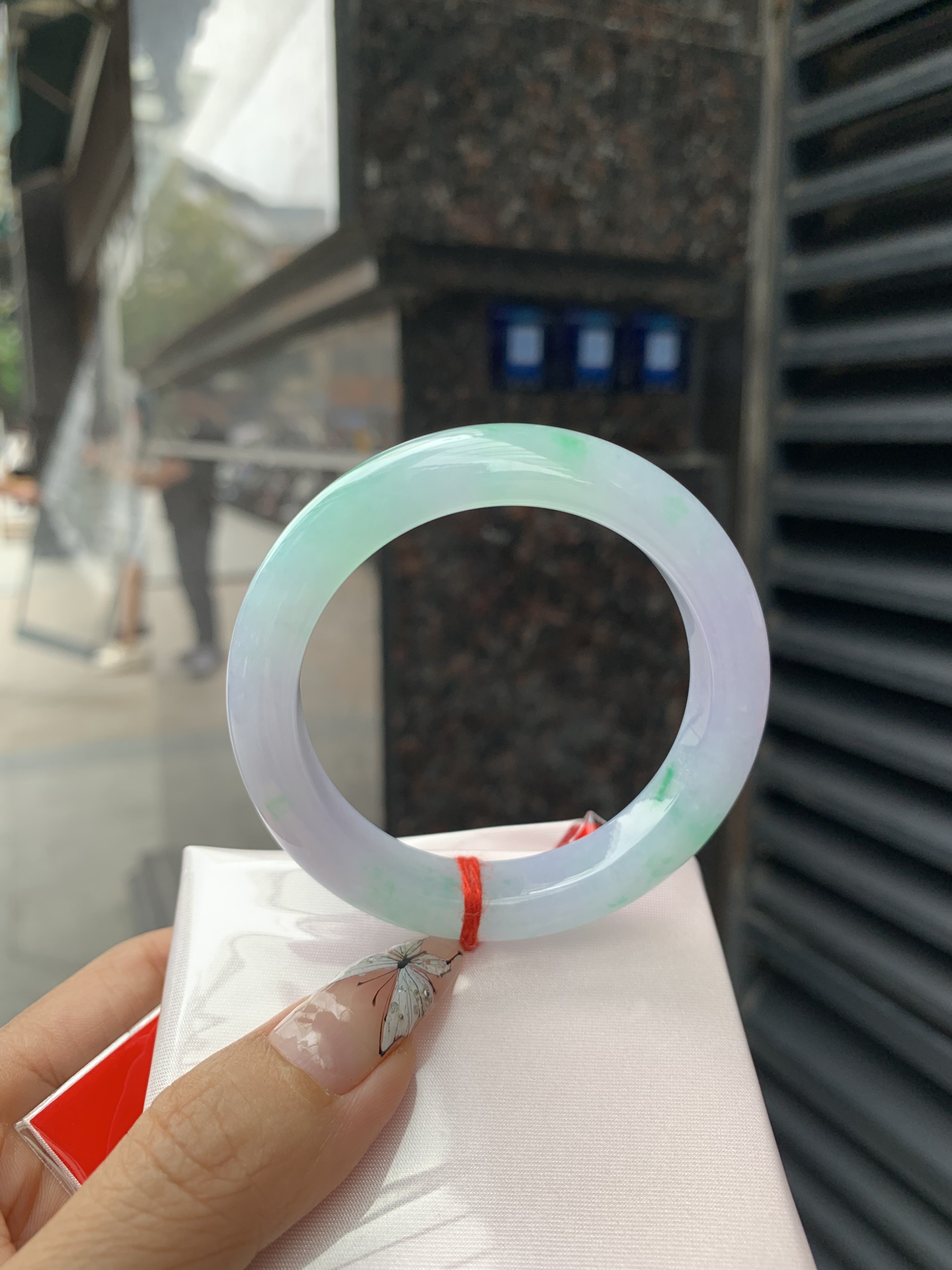 春彩阳绿正圈,打灯多处纹需要包容，底妆细腻，阳绿花色碰上梦幻般的春，像是融化了的春天，所有的美好交织在一起，让人心生宁静而淡淡的欢喜