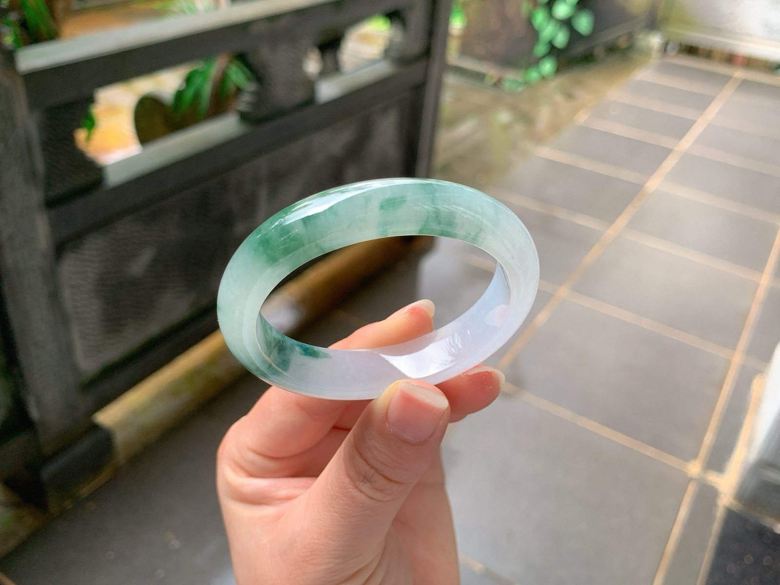 ｜52圈口
飘花贵妃镯
浓艳绿花恣意晕染，翠染云烟，灵气十足