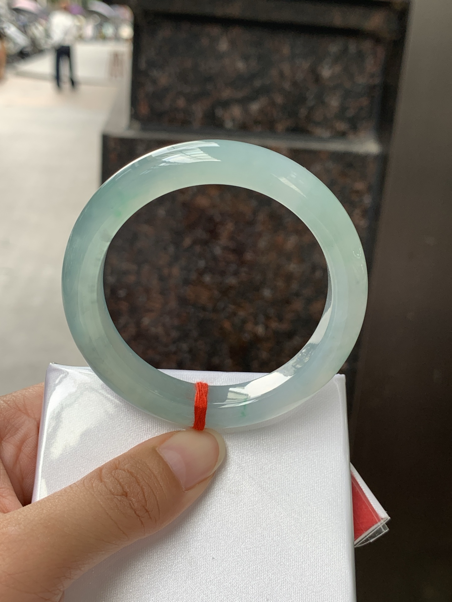 冰绿正圈,打灯纹裂，晴水底色清透如月光，几抹甜绿飘色灵动飘逸，像春日林间的溪水，清润又治愈。