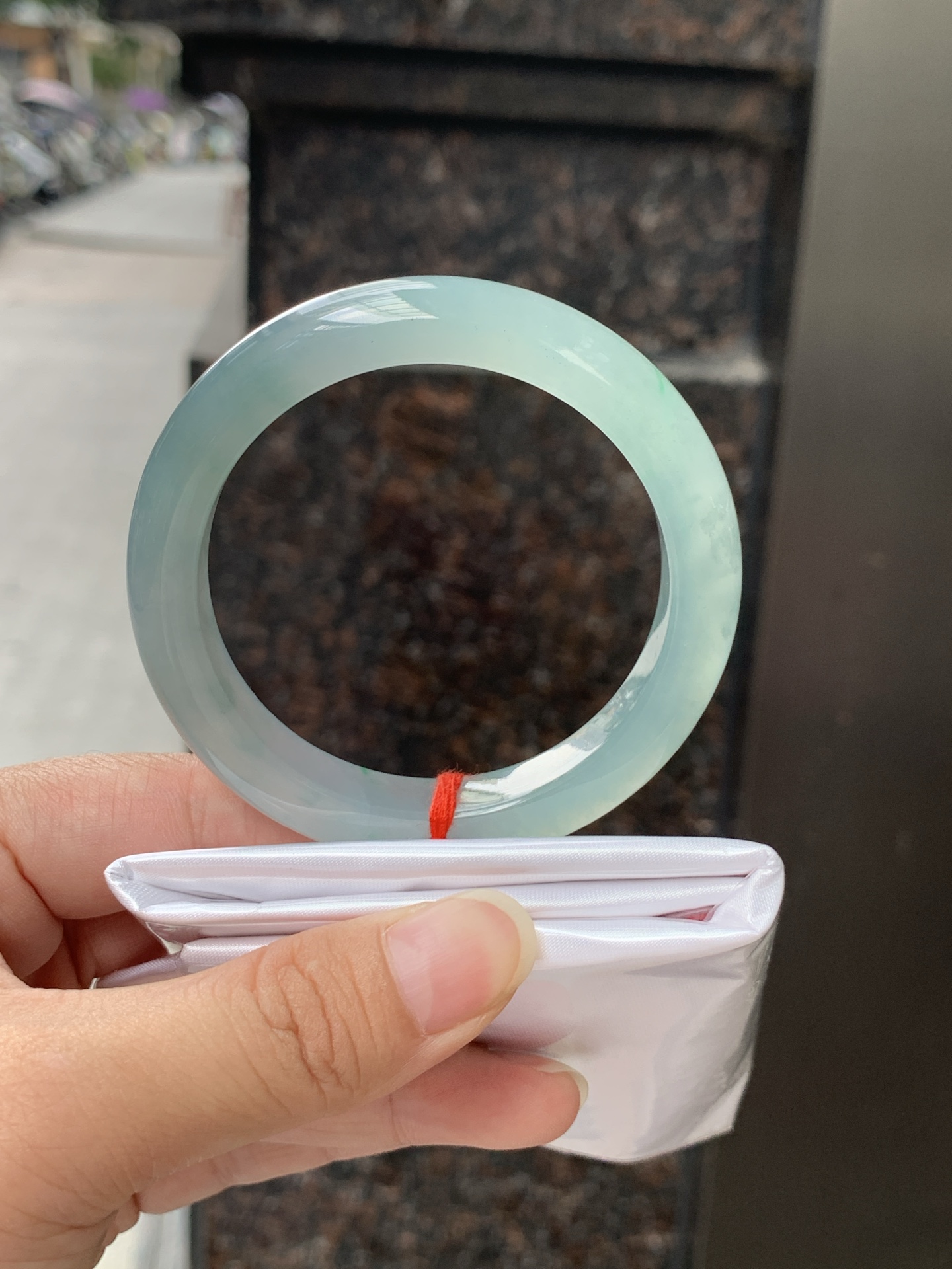冰绿正圈,打灯纹裂，晴水底色清透如月光，几抹甜绿飘色灵动飘逸，像春日林间的溪水，清润又治愈。