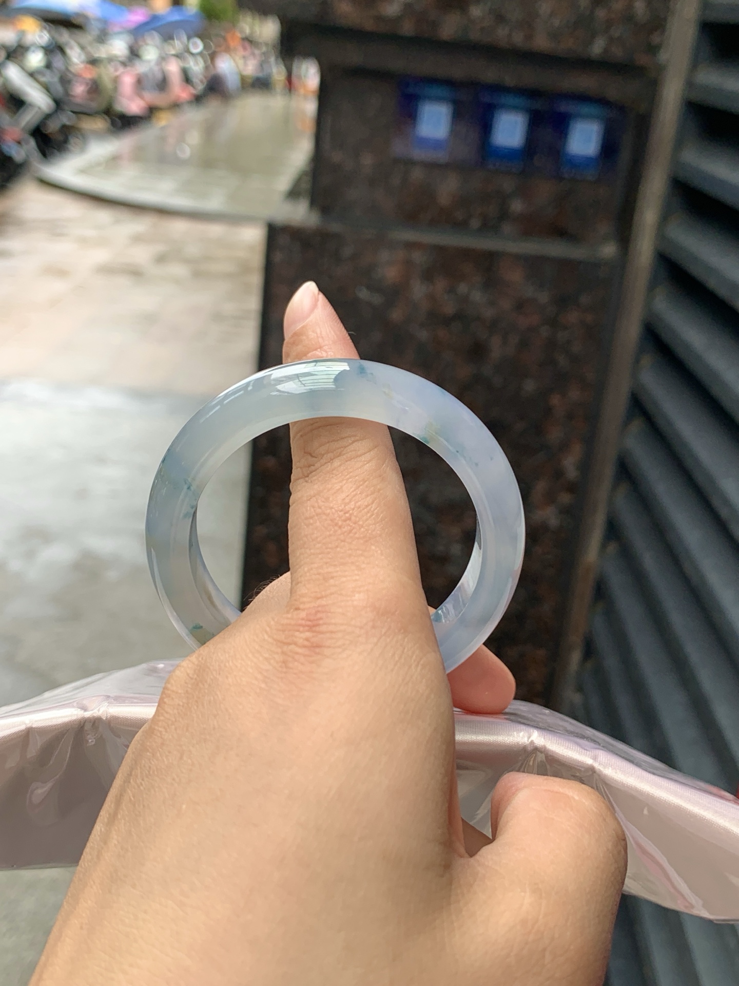 莫奈正圈,打灯纹裂，底妆冰润细腻，浓郁满色紫霞仙子，仿佛莫奈笔下的鸢尾花丛一同盛放，一脚踏入春天的感觉，见光不失色。