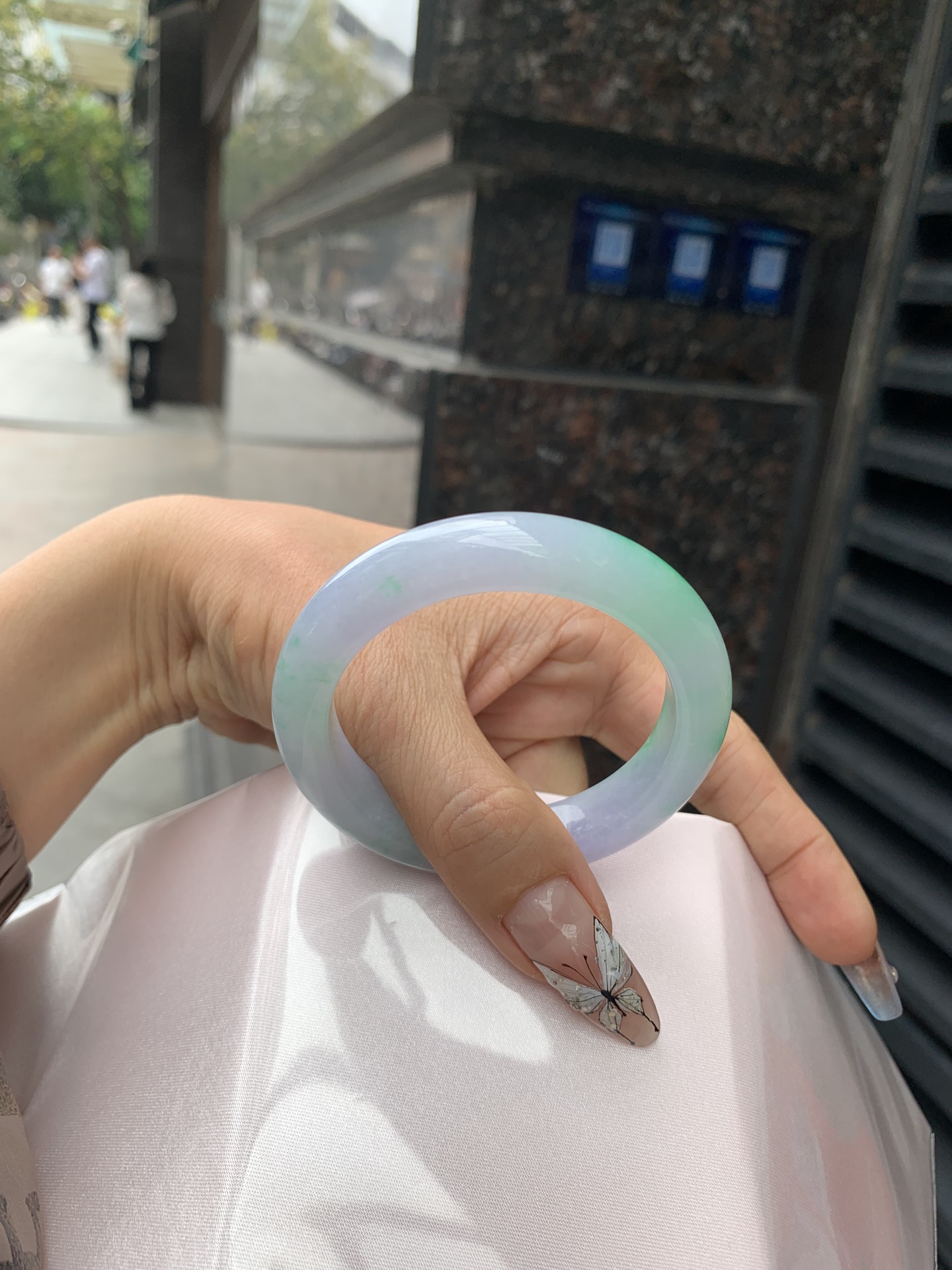 春彩阳绿正圈,打灯多处纹需要包容，底妆细腻，阳绿花色碰上梦幻般的春，像是融化了的春天，所有的美好交织在一起，让人心生宁静而淡淡的欢喜