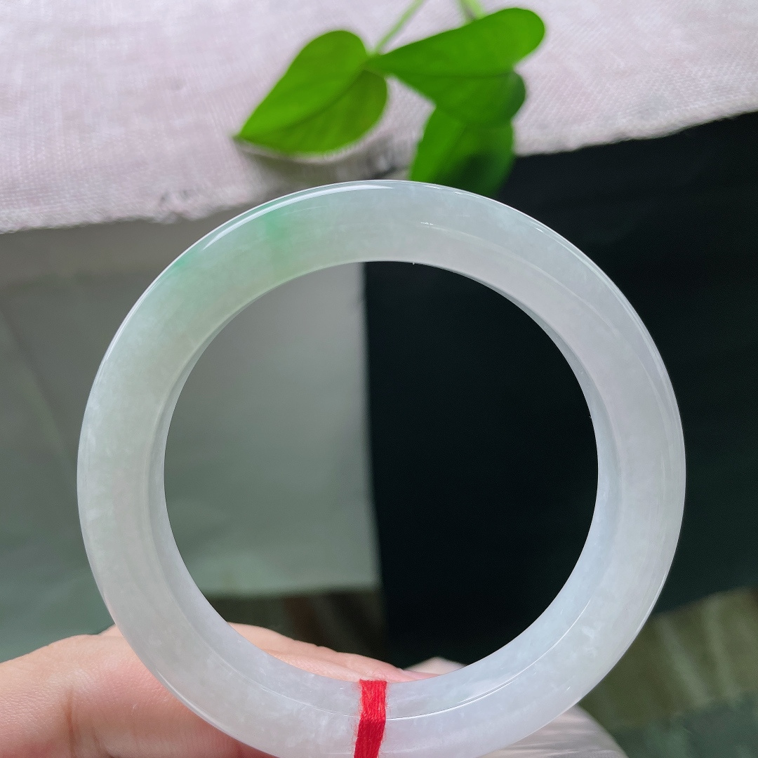 56.7/10.6/9.3，飘绿正圈，有纹，紫雾衔翠色，玉光淡淡流淌，紫与绿的邂逅，悄悄流露佩戴者内
