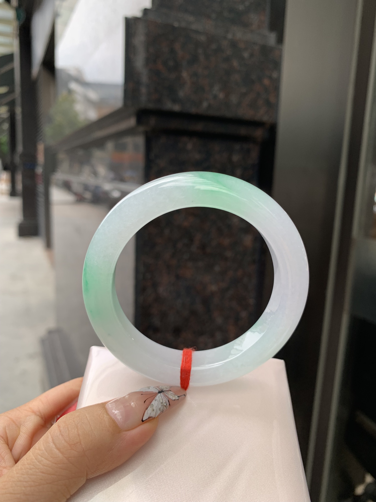 冰飘绿正圈,打灯细纹，玉质冰润细腻，清爽的底子飘几抹甜阳绿花，鲜活而灵动，犹如新冒的嫩芽，艳丽惹人