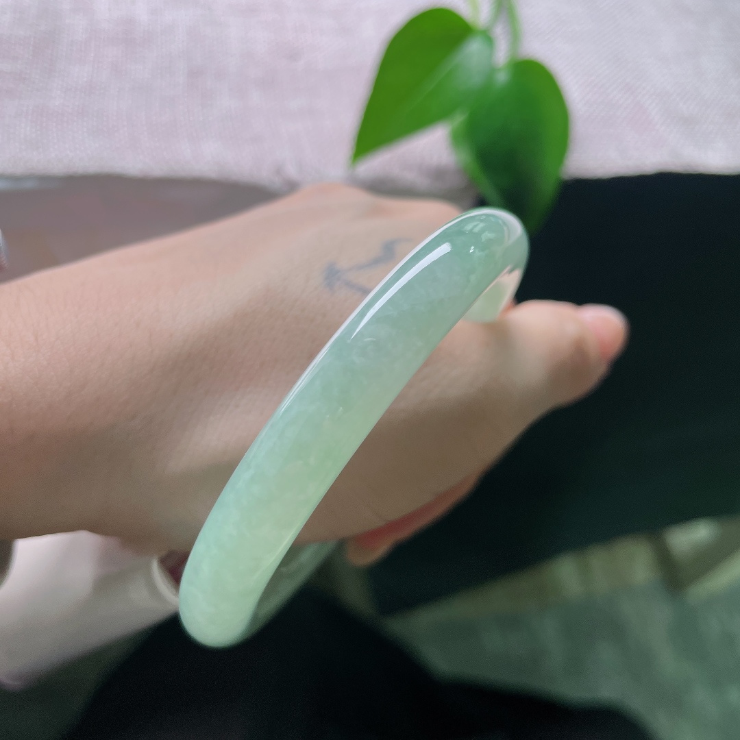 绿底圆条，一点皮纹，满圈漾开清润碧色，宛若一汪沉静湖水环于腕间，温柔静谧，自带悠然诗意。ss58006a