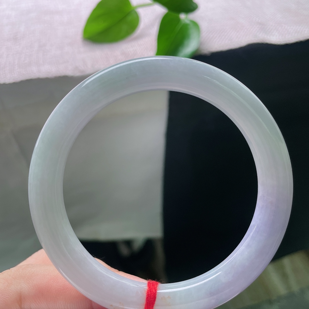 56.8/9.8，圆条，晶体，洒金，一段柔润的紫调悠然晕染于镯身，如烟霞漫过腕间，朦胧梦幻，满是春日浪漫气息。ss57948a