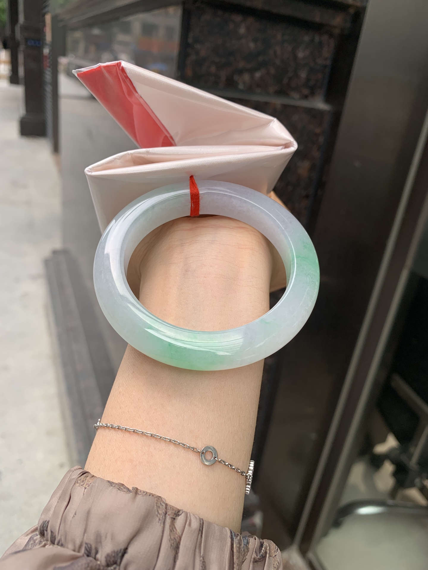 冰飘绿正圈,打灯细纹，玉质冰润细腻，清爽的底子飘几抹甜阳绿花，鲜活而灵动，犹如新冒的嫩芽，艳丽惹人