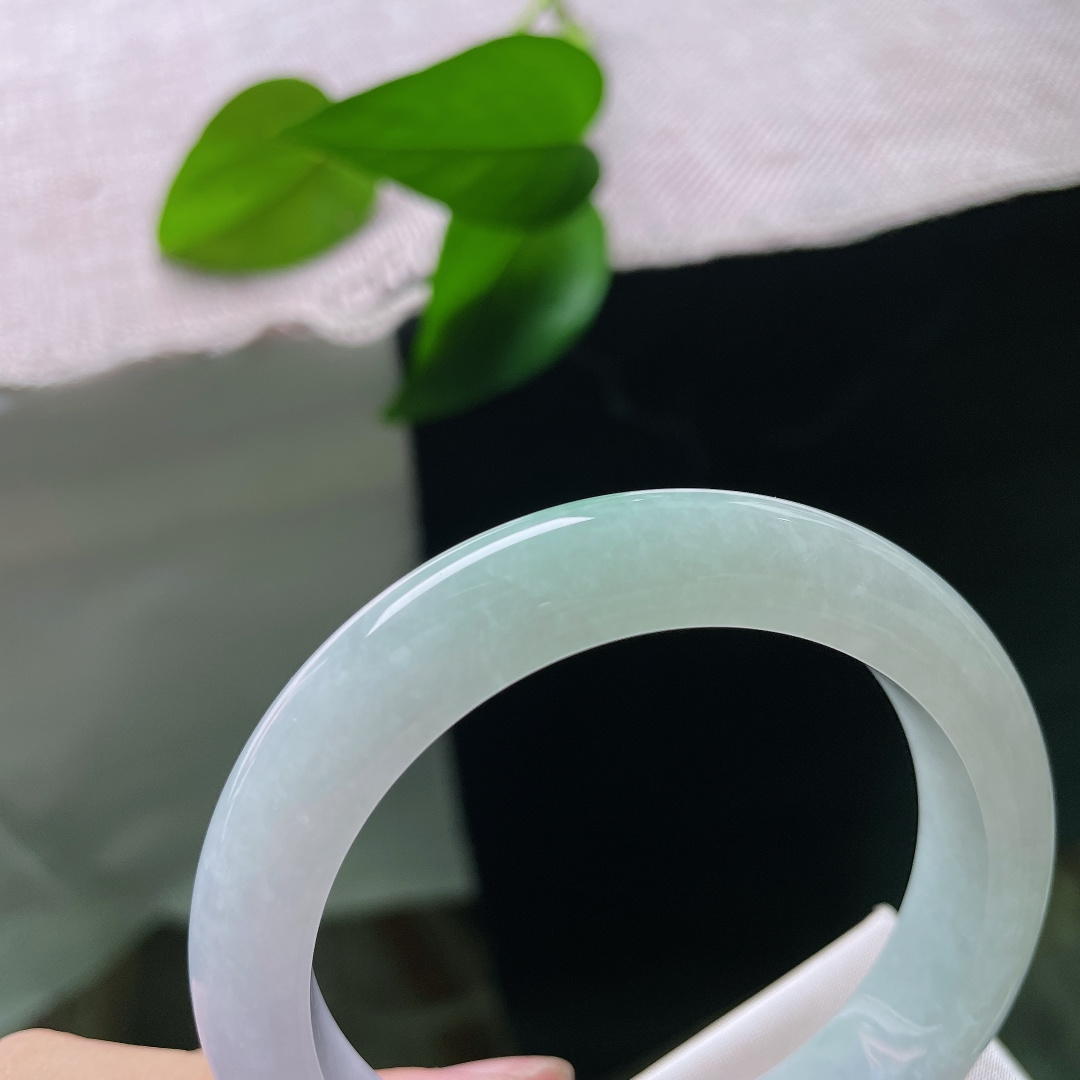 51.7/11.4/8.3，飘绿正圈，有纹，平安镯寄寓平安顺遂，一隅翠色，藏住一抹春日清欢。ss58393a
