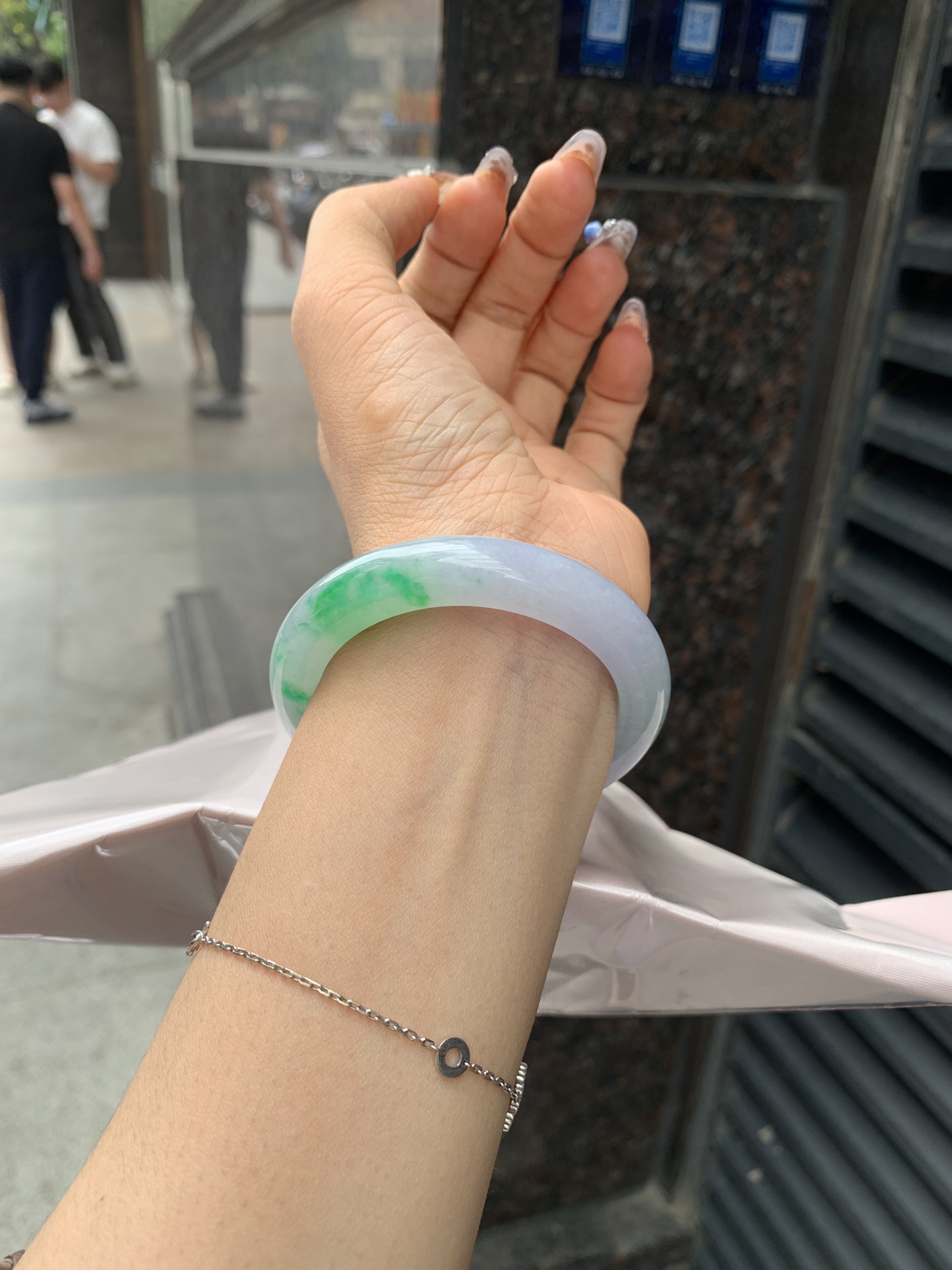春彩阳绿正圈,打灯多处纹需要包容，底妆细腻，阳绿花色碰上梦幻般的春，像是融化了的春天，所有的美好交织在一起，让人心生宁静而淡淡的欢喜