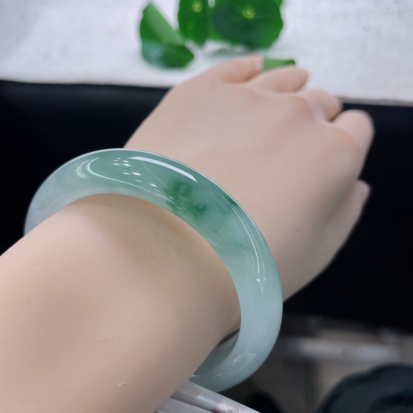天然翡翠手镯 圈口53.8/12.8/8.5，飘花正圈，53/54可戴，仿若云涧浮翠，清润底色晕开一缕悠然飘绿，玉质细腻。无裂。