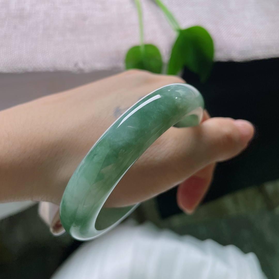 56.3/12.8/9，飘花正圈，有棉线，色沉如水墨晕染，玉质细腻油润，光泽内敛沉稳，端庄大气中透着一股沉静力量。ss57569a