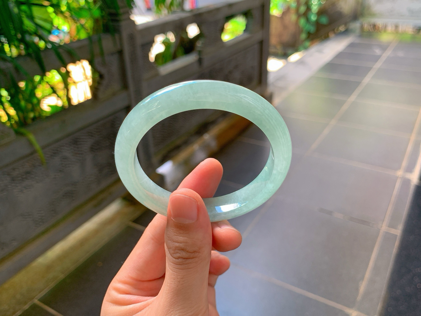 ｜57圈口
晴底飘花平安镯
整体清浅湖绿色，色调柔和均匀，翠色柔和，仙气十足