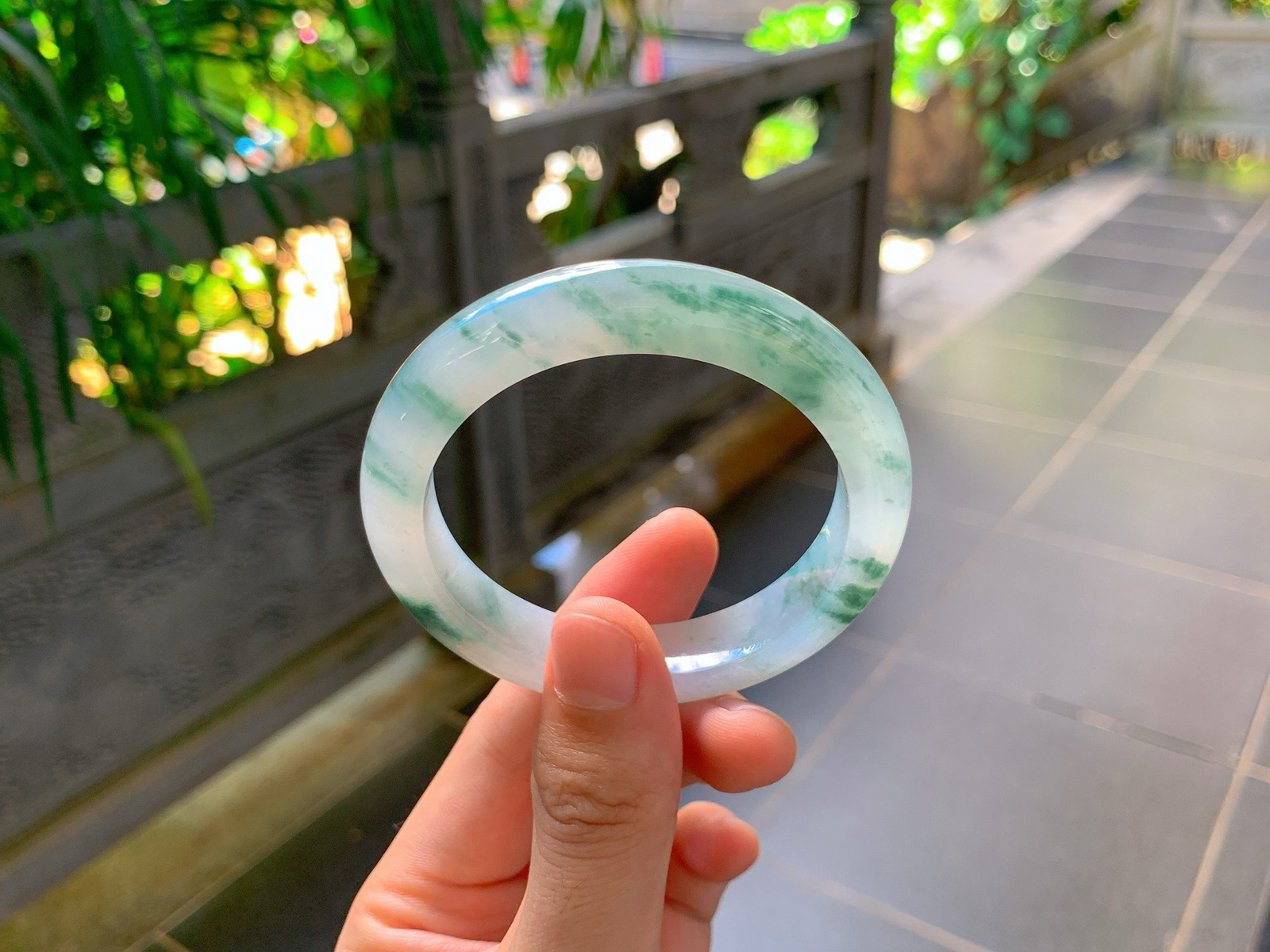 ｜55圈口
飘花平安镯
白底衬着鲜活绿花，飘花灵动写意，意境十足