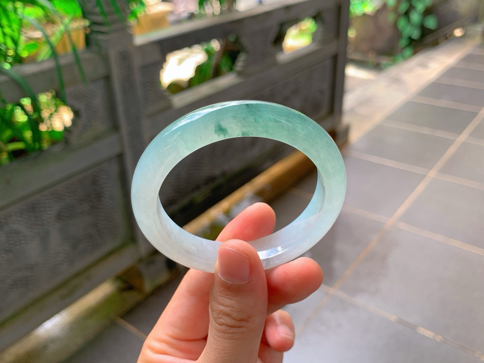 ｜56圈口
半山半水飘绿花平安镯
冰透水灵，清润底色晕染灵动绿花，清新脱俗