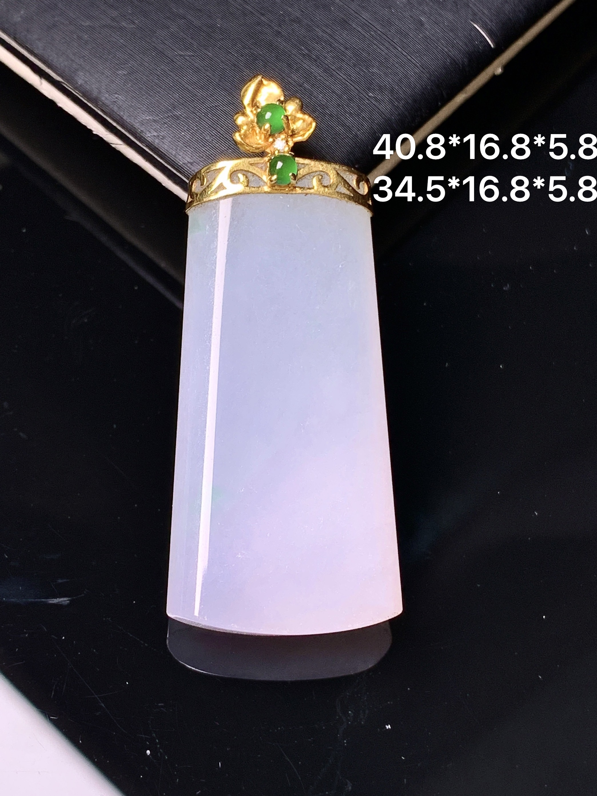 18k金镶嵌淡紫罗兰无事牌吊坠 玉质细腻 色泽艳丽清新 水润亮眼 整体尺寸40.8*16.8*5.8 c1
