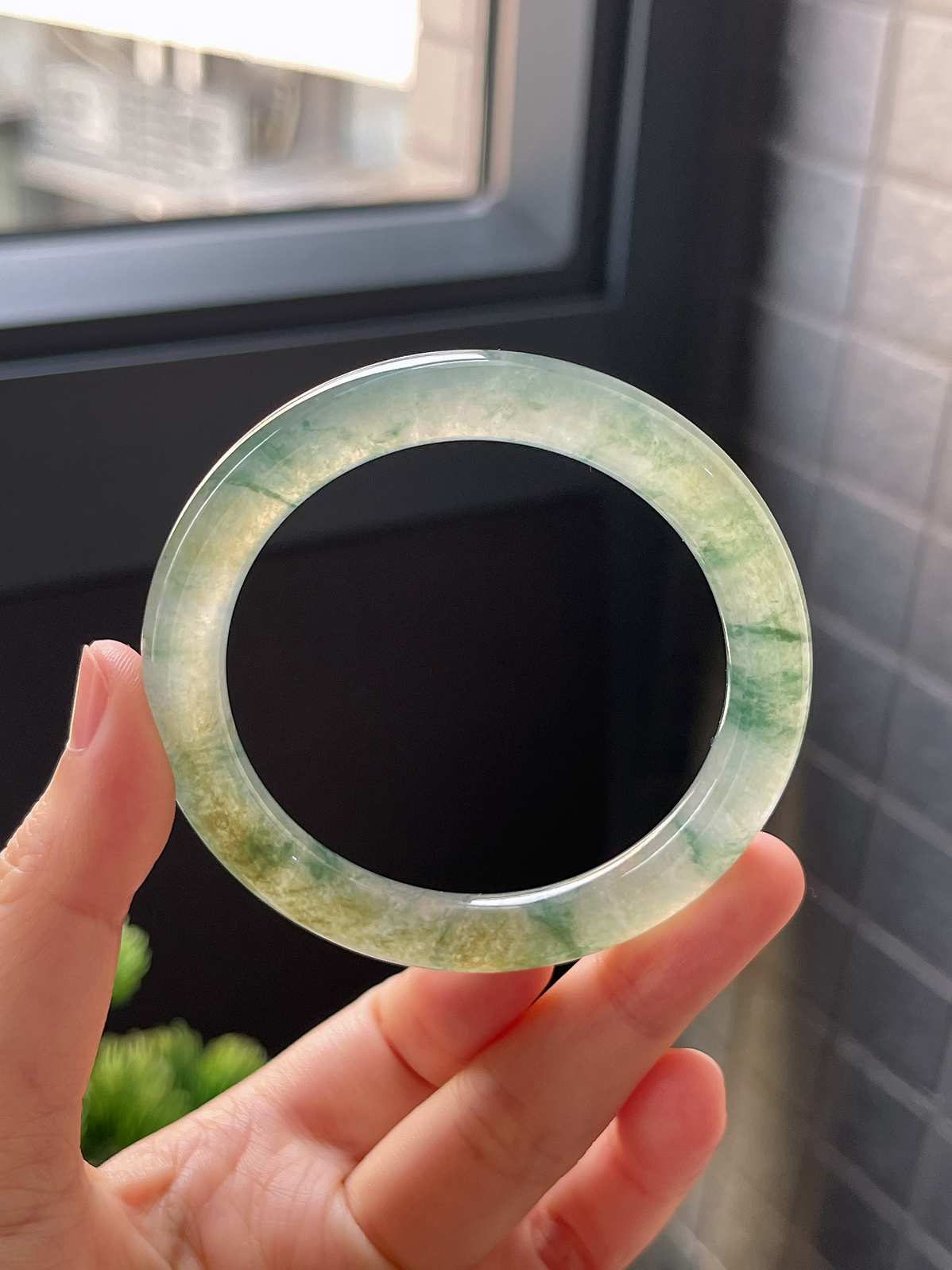 圈口52.6，冰种飘花翡翠带黄翡圆条手镯9.7
