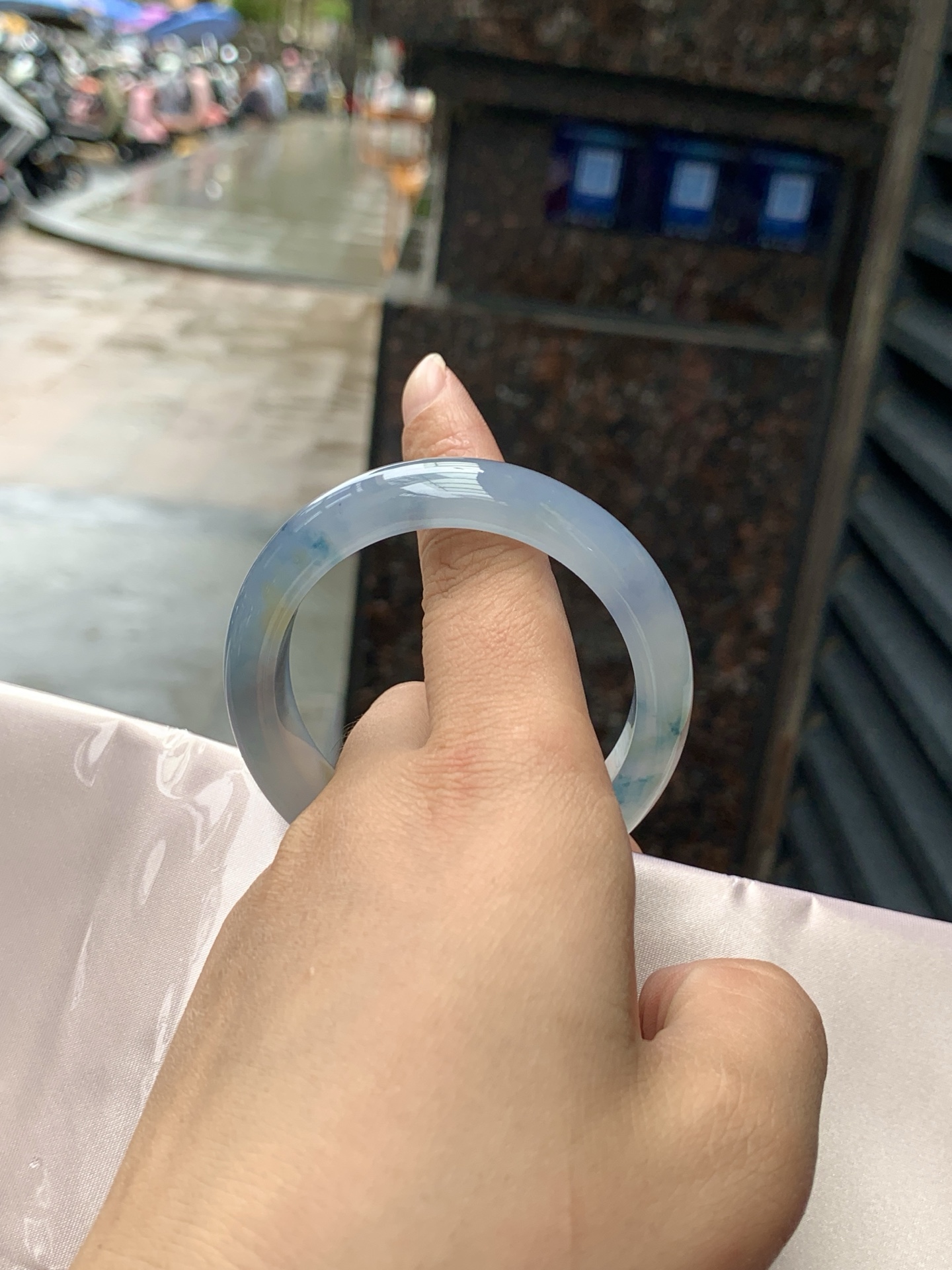 莫奈正圈,打灯纹裂，底妆冰润细腻，浓郁满色紫霞仙子，仿佛莫奈笔下的鸢尾花丛一同盛放，一脚踏入春天的感觉，见光不失色。