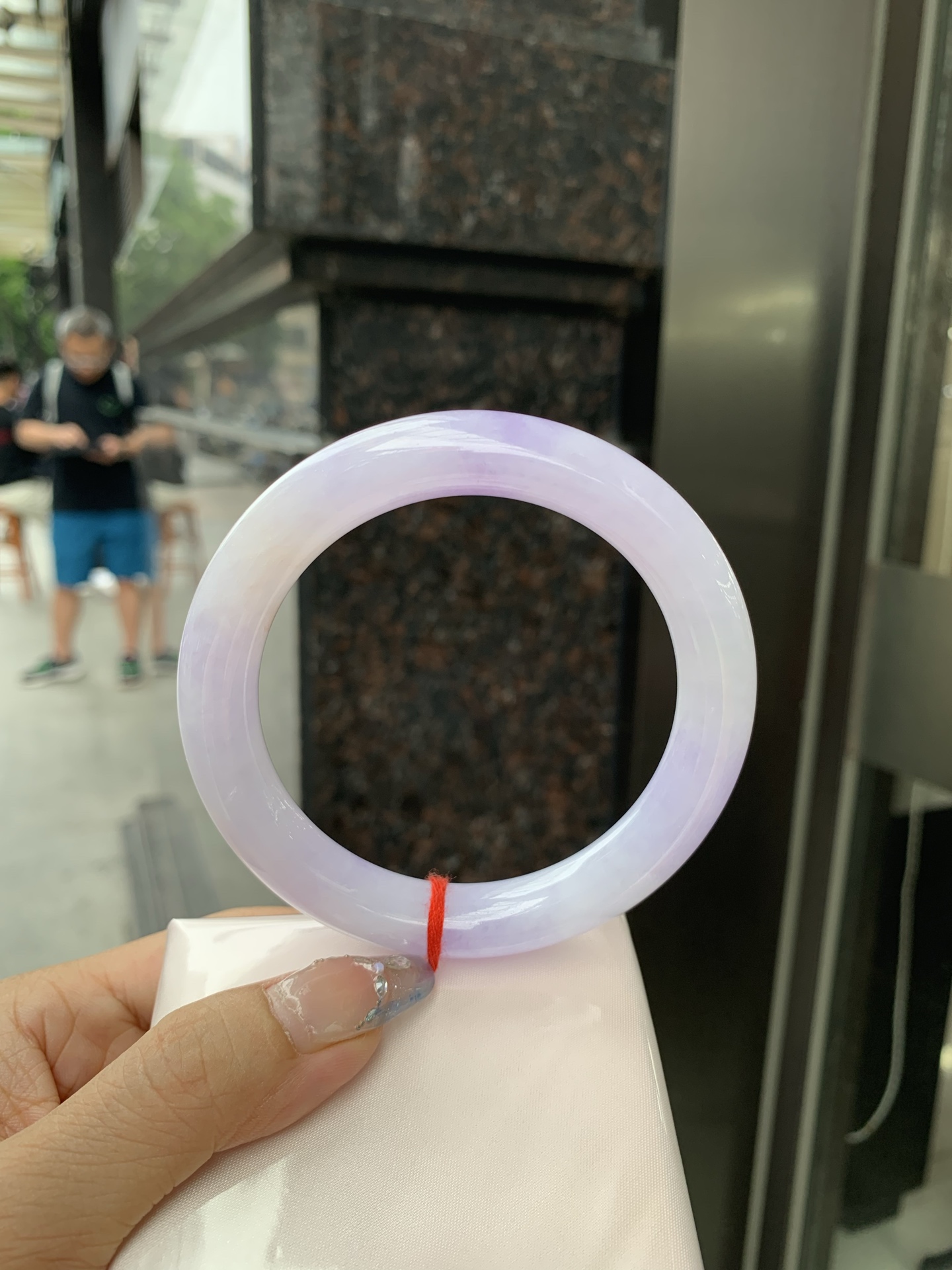 圆条，打灯细纹，底妆水润，满圈紫罗兰吸睛抢眼，浪漫迷人，仙气飘飘，优雅高贵显气质，感满满，满满紫罗兰底色均匀不失色，不同光线不一样视觉感受
