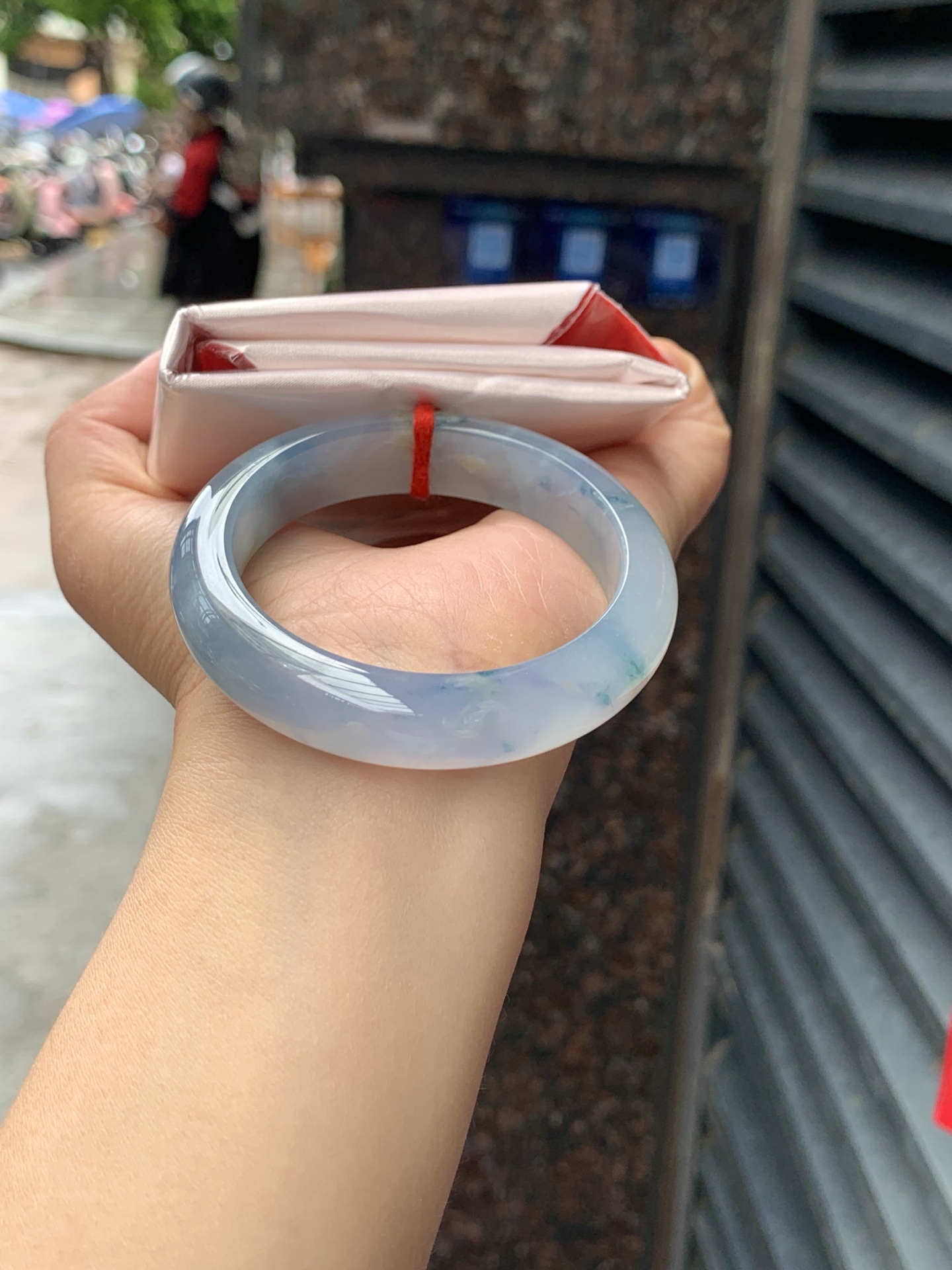 莫奈正圈,打灯纹裂，底妆冰润细腻，浓郁满色紫霞仙子，仿佛莫奈笔下的鸢尾花丛一同盛放，一脚踏入春天的感觉，见光不失色。